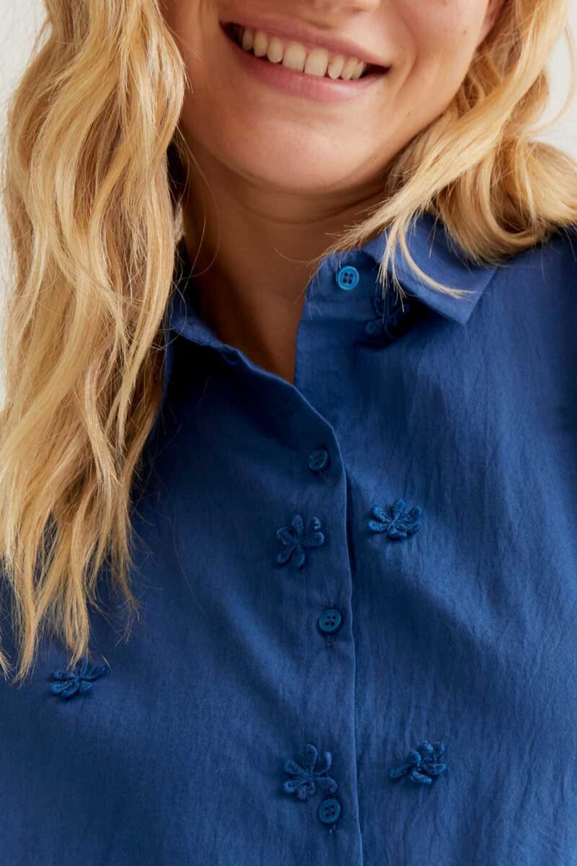 Camisa 100% algodón azul con bordado floral compañía fantástica - 2