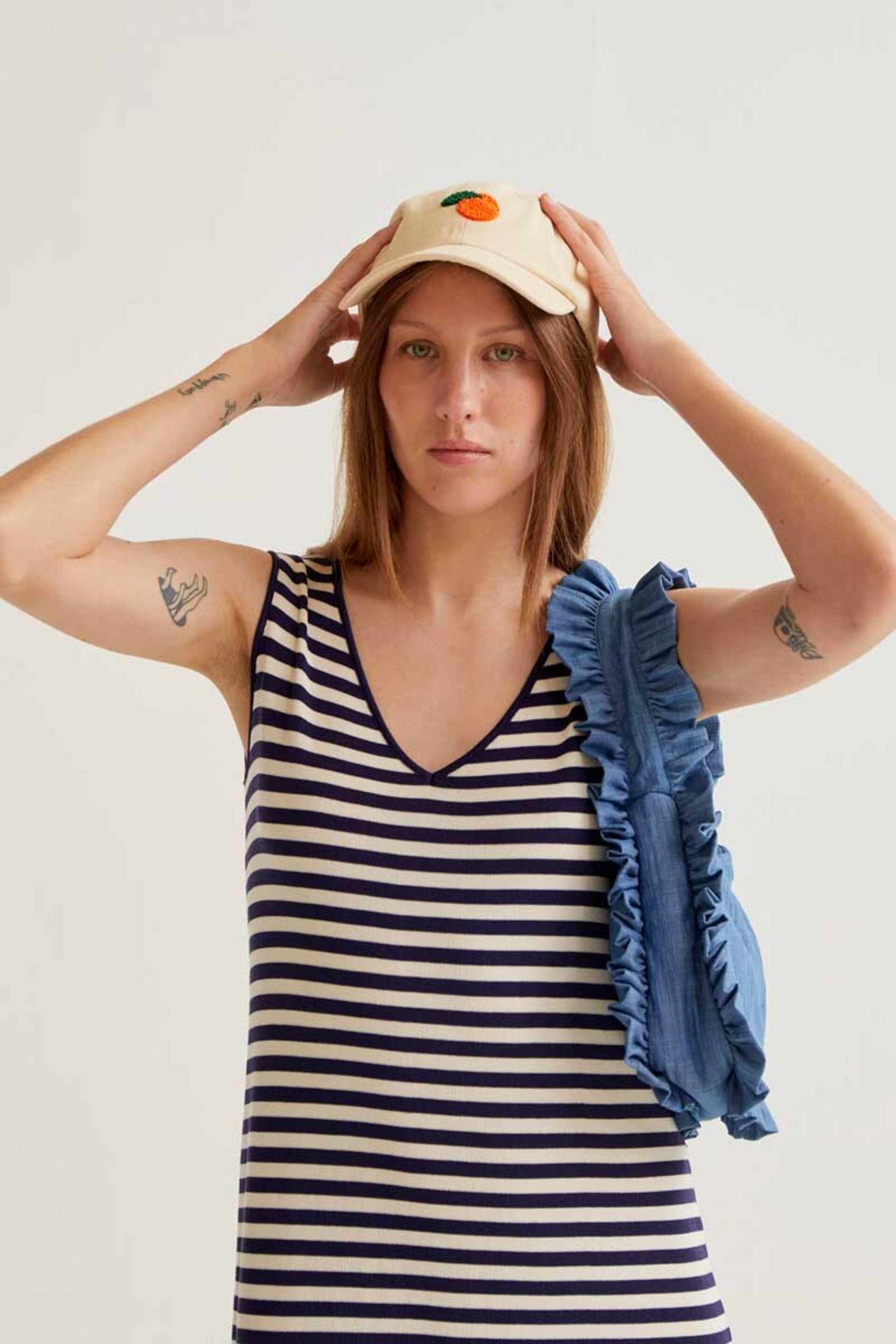 Vestido largo de punto con estampado de rayas blanco y azul compañía fantástica - 2