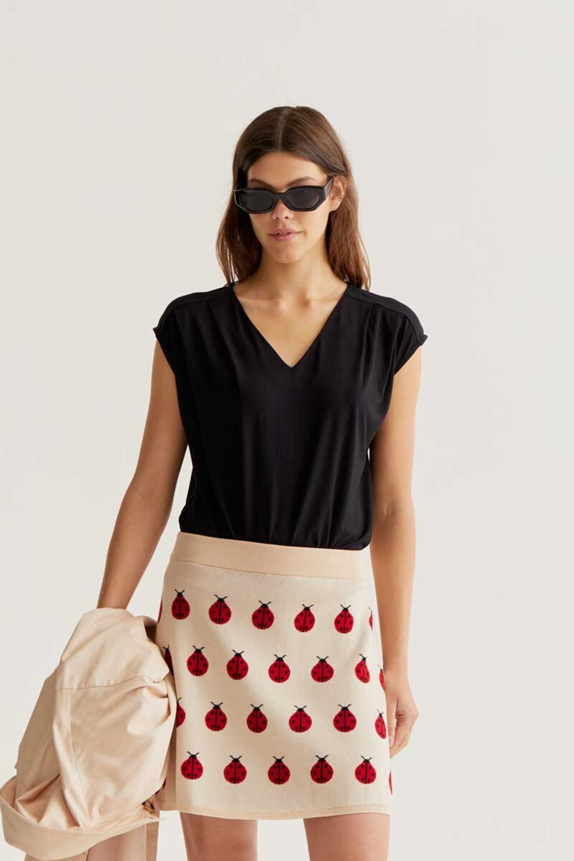 Camiseta negra manga sisa compañía fantástica - 1