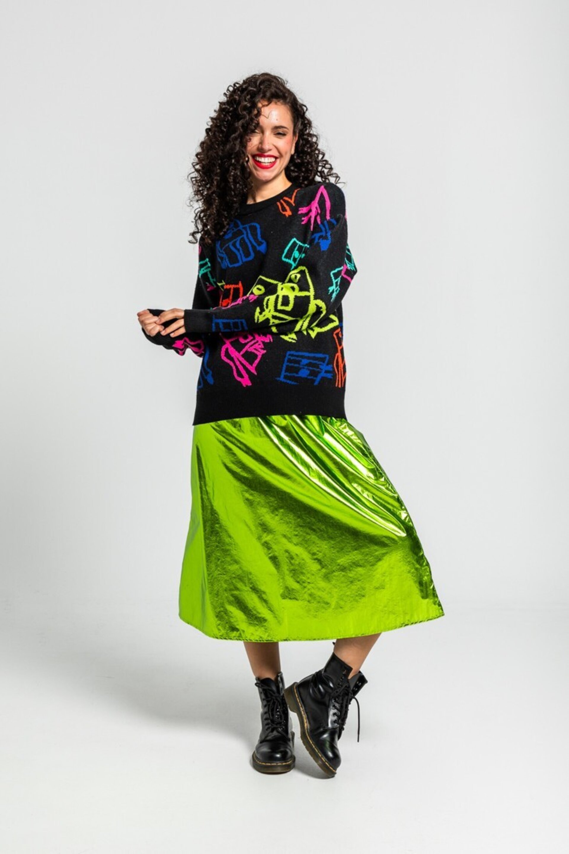 Suéter oversite de garabatos de robots multicolor de lolina - 4