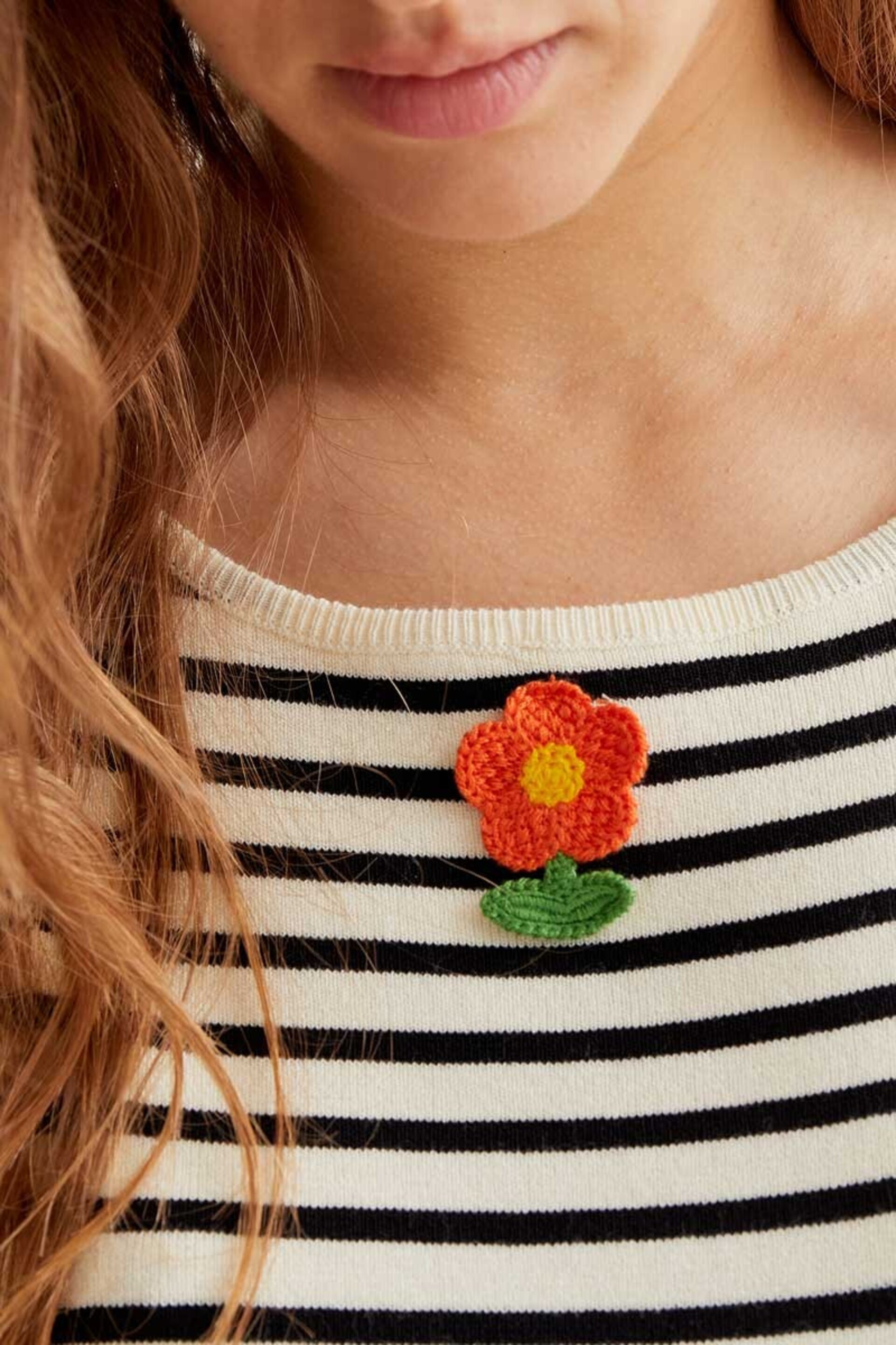 Top de rayas blanco y negro con bordado de flor compañía fantástica - 2