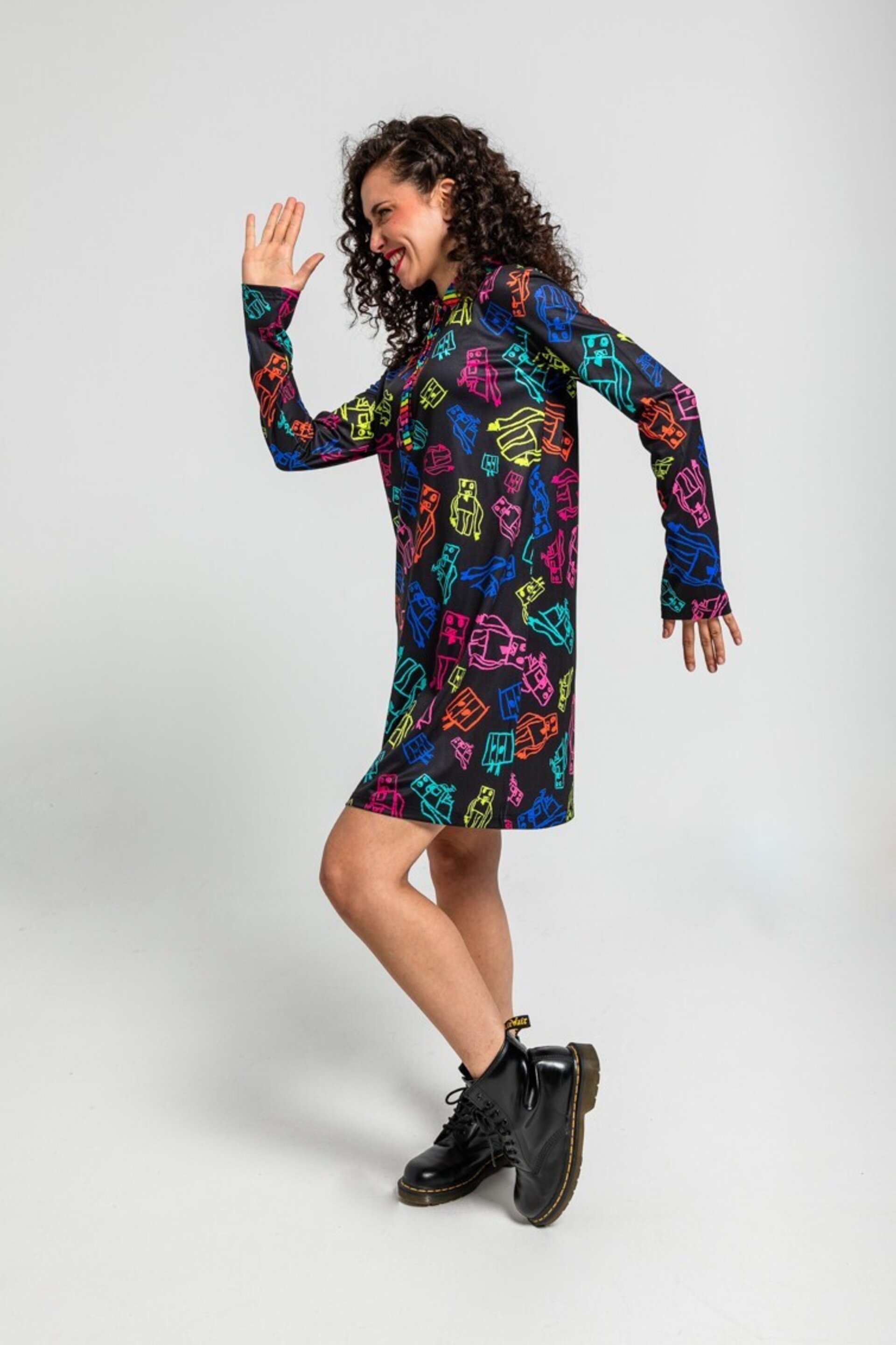 Vestido polo de garabatos de robots multicolor de Lolina - 3