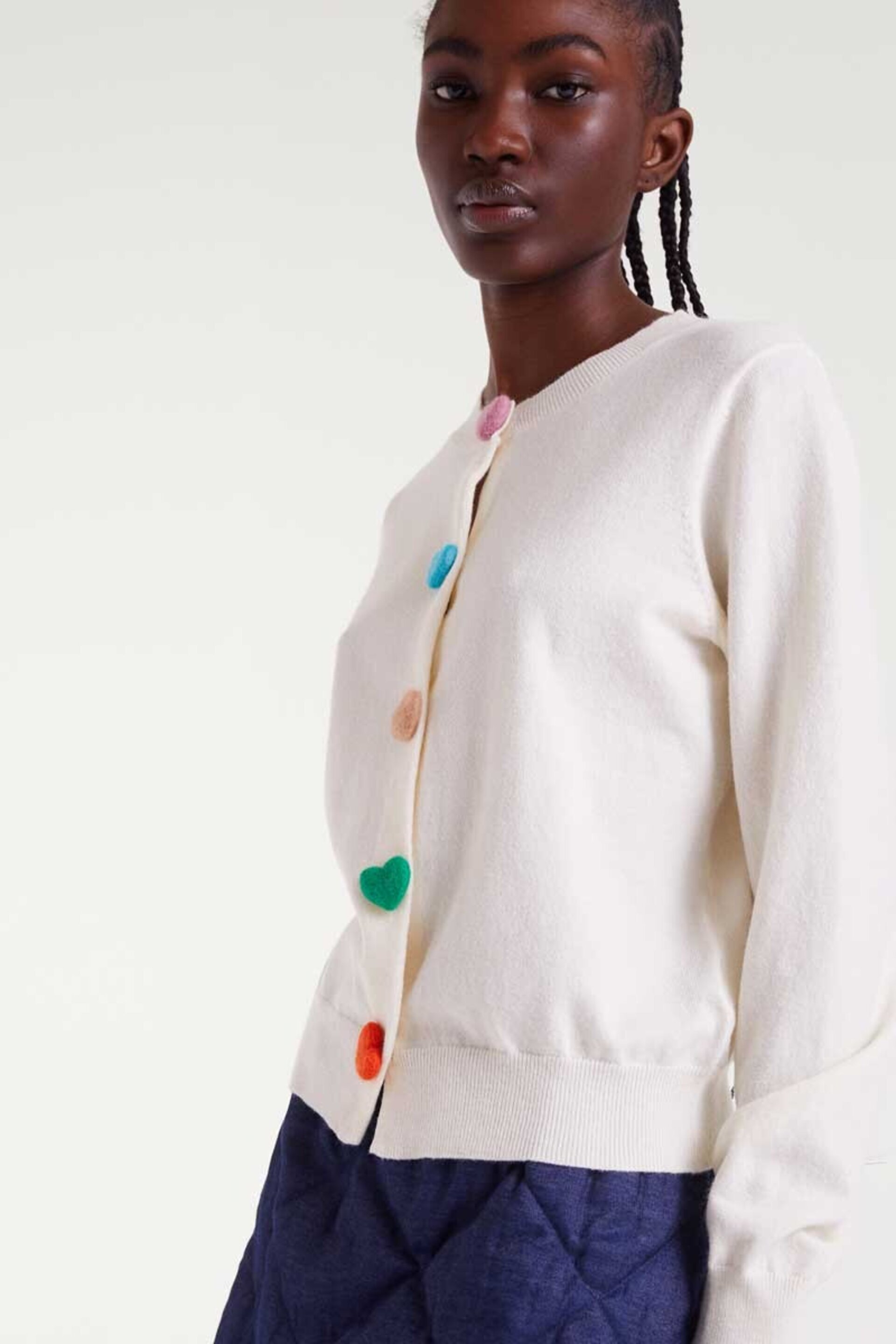 Cardigan de punto con detalle de corazones en color beige la compañía fantástica - 3