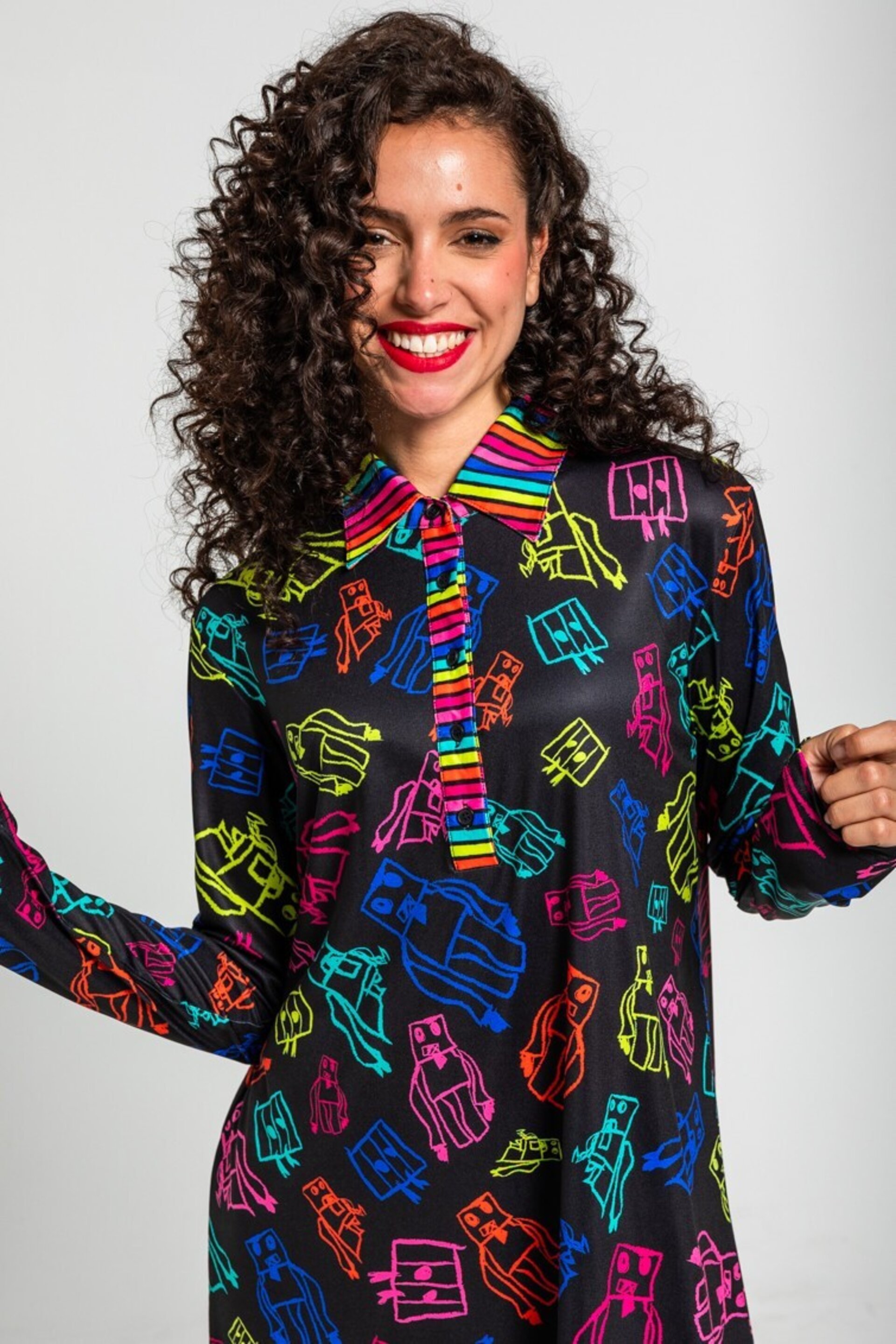Vestido polo de garabatos de robots multicolor de Lolina - 5