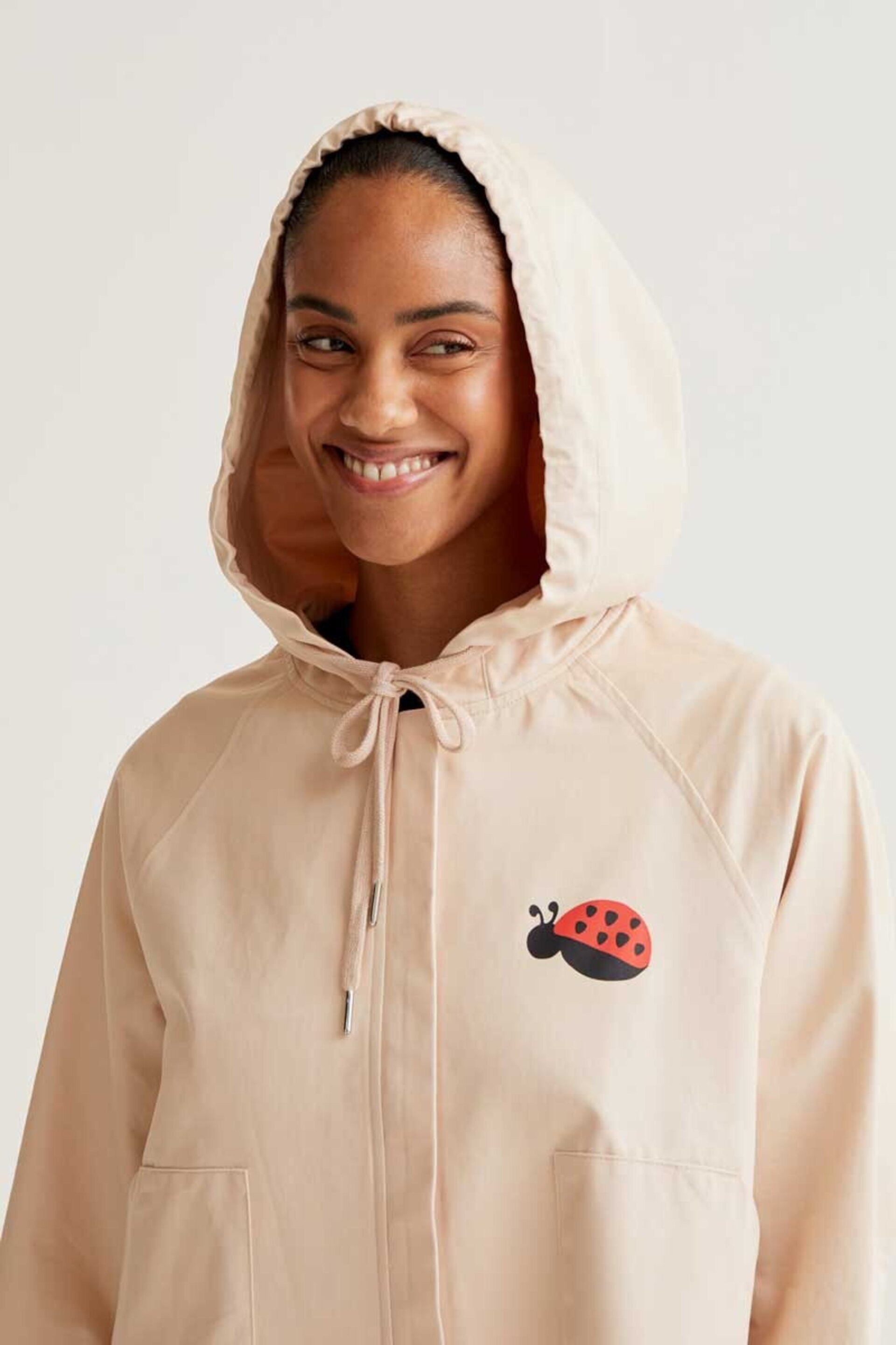 Gabardina con print de mariquita compañía fantástica - 2