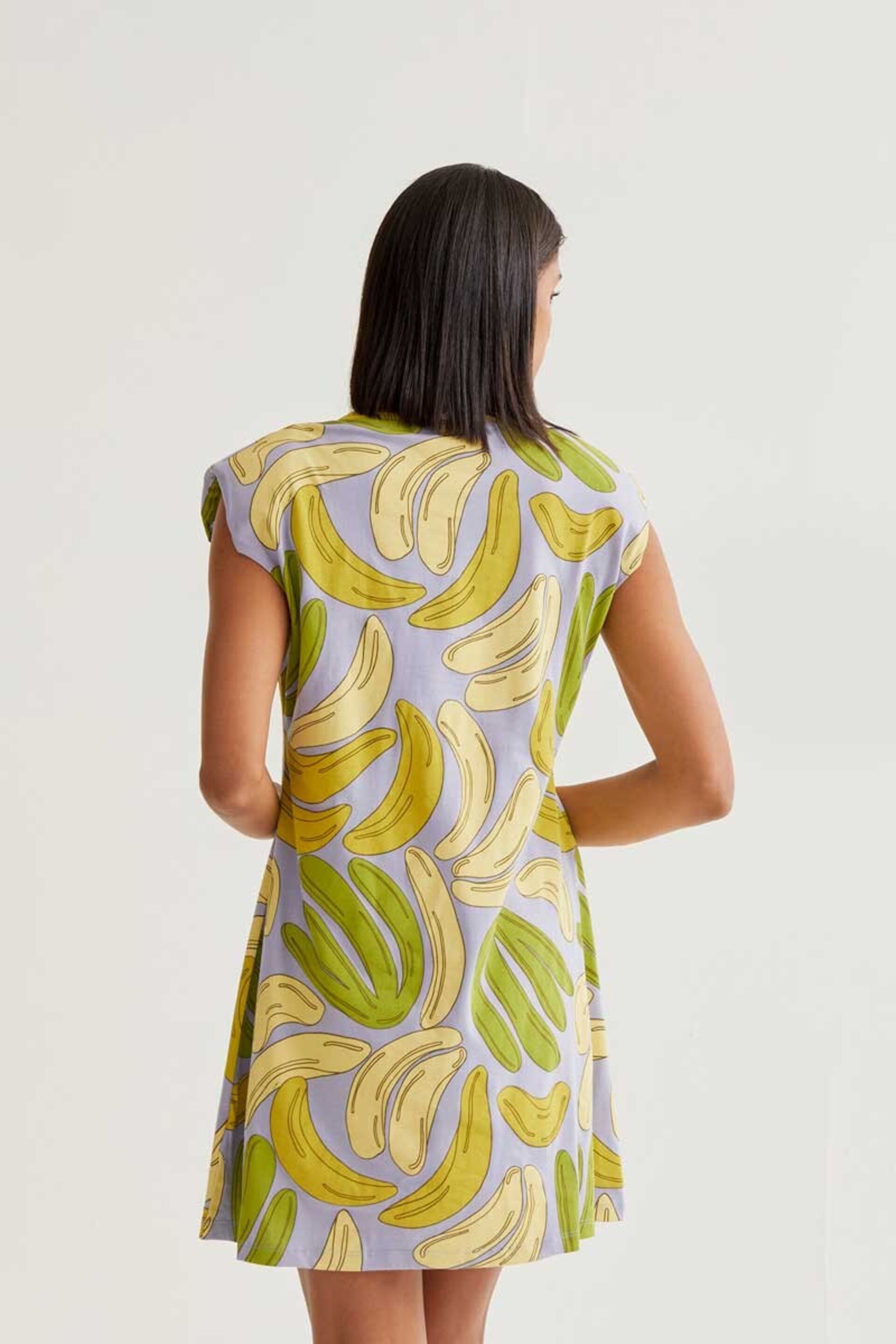 Vestido corto con estampado guineo compañía fantástica - 4