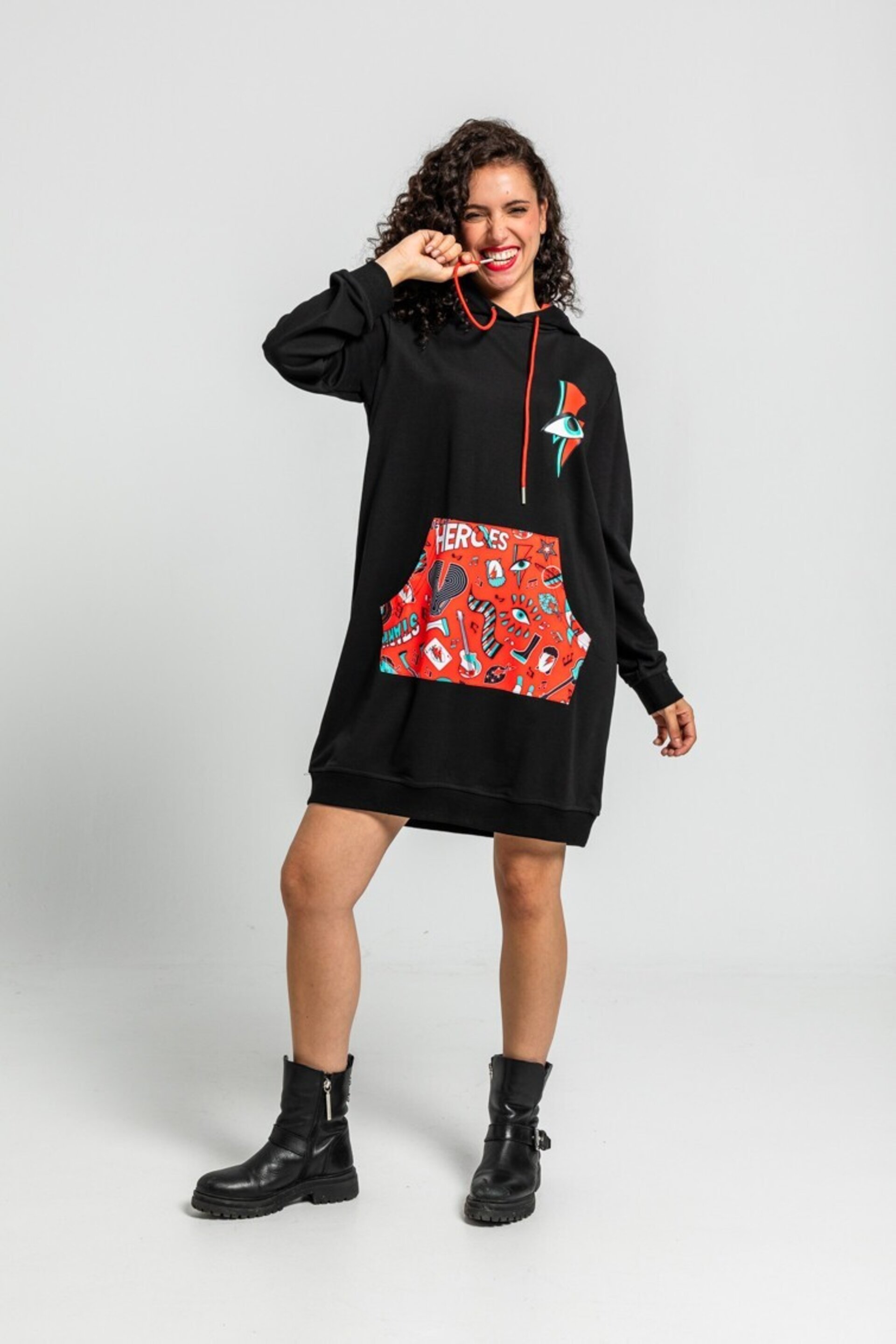 Vestido sudadera negro con estampado de Bowie con rayo y ojo de Lolina - 9