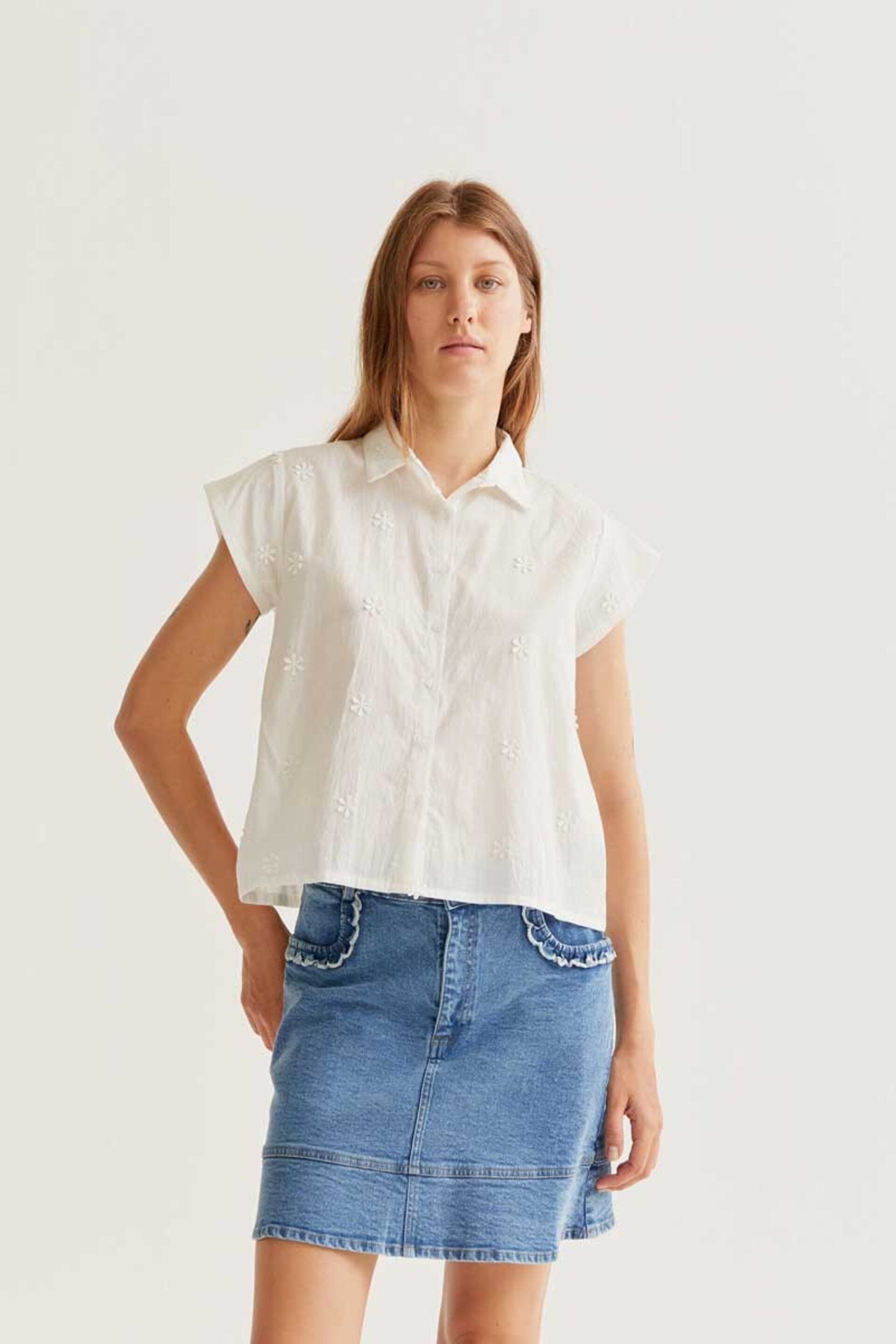 Camisa 100% algodón blanco con bordado floral compañía fantástica - 1