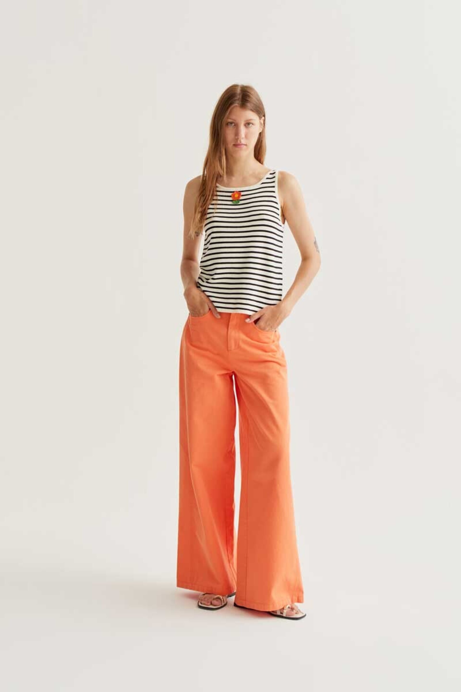 Top de rayas blanco y negro con bordado de flor compañía fantástica - 4