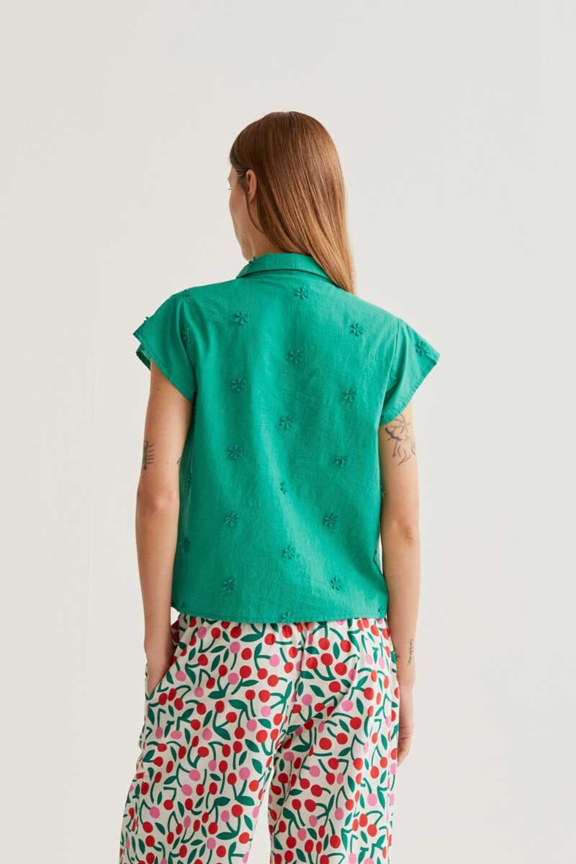 Camisa 100% algodón verde con bordado floral compañía fantástica - 4