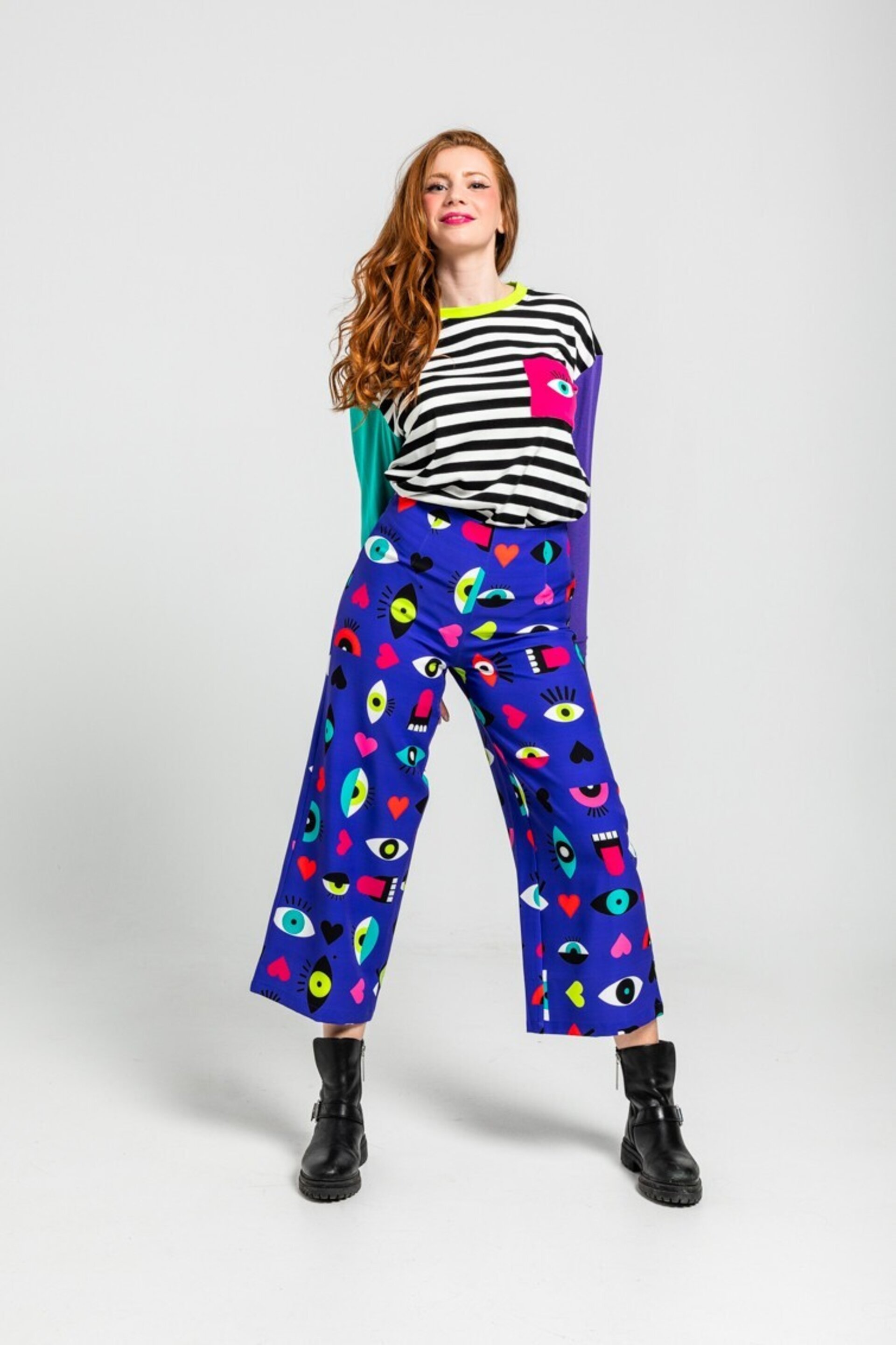 Camiseta oversize de ojos corazones y bocas love yourself de Lolina - 2