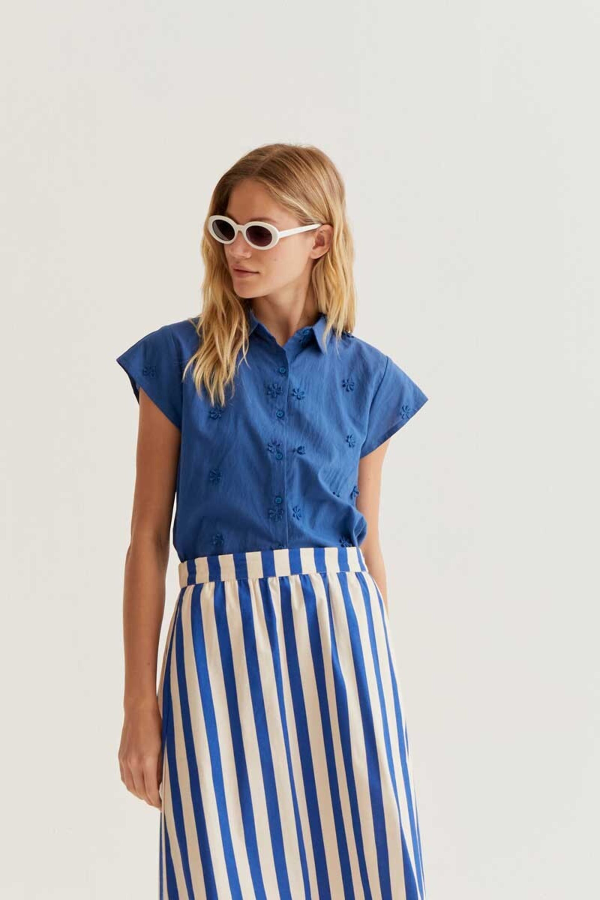 Camisa 100% algodón azul con bordado floral compañía fantástica - 1