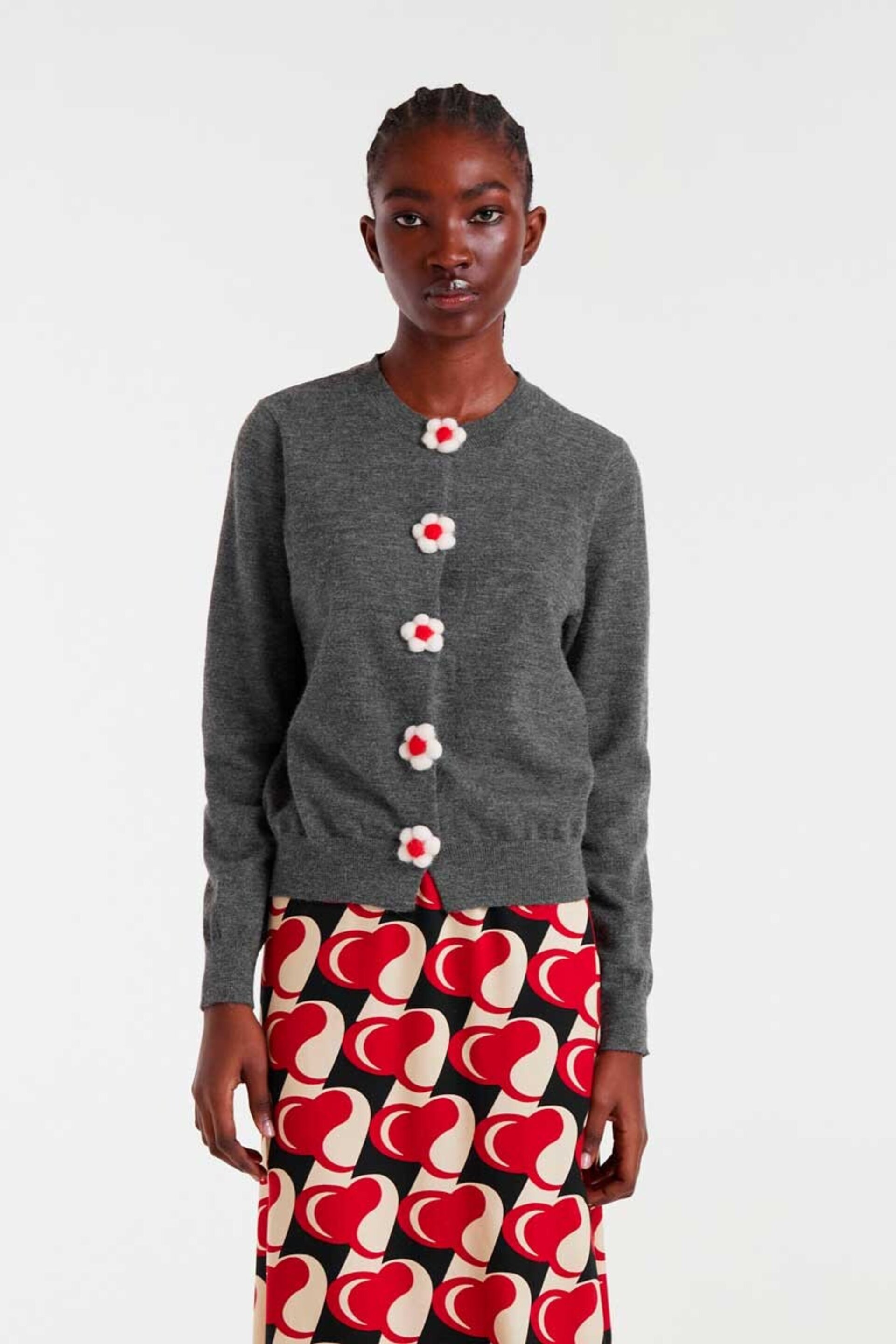 Cardigan punto fino con detalle floral gris compañía fantástica - 4