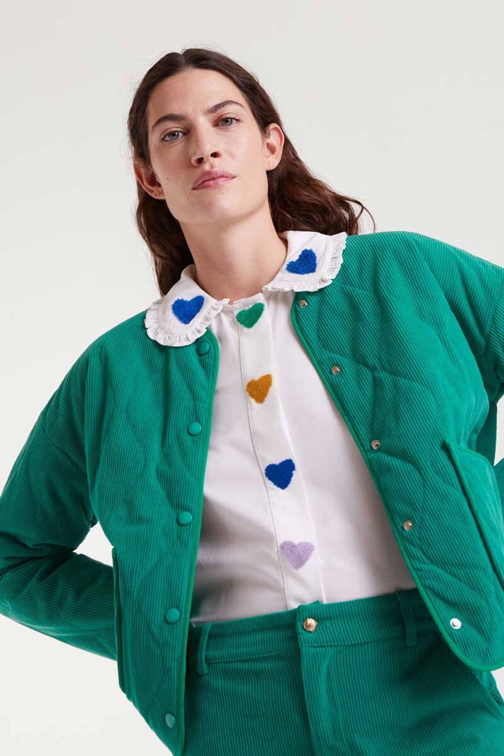 Camisa blanca con bordado de corazones compañía fantástica - 4