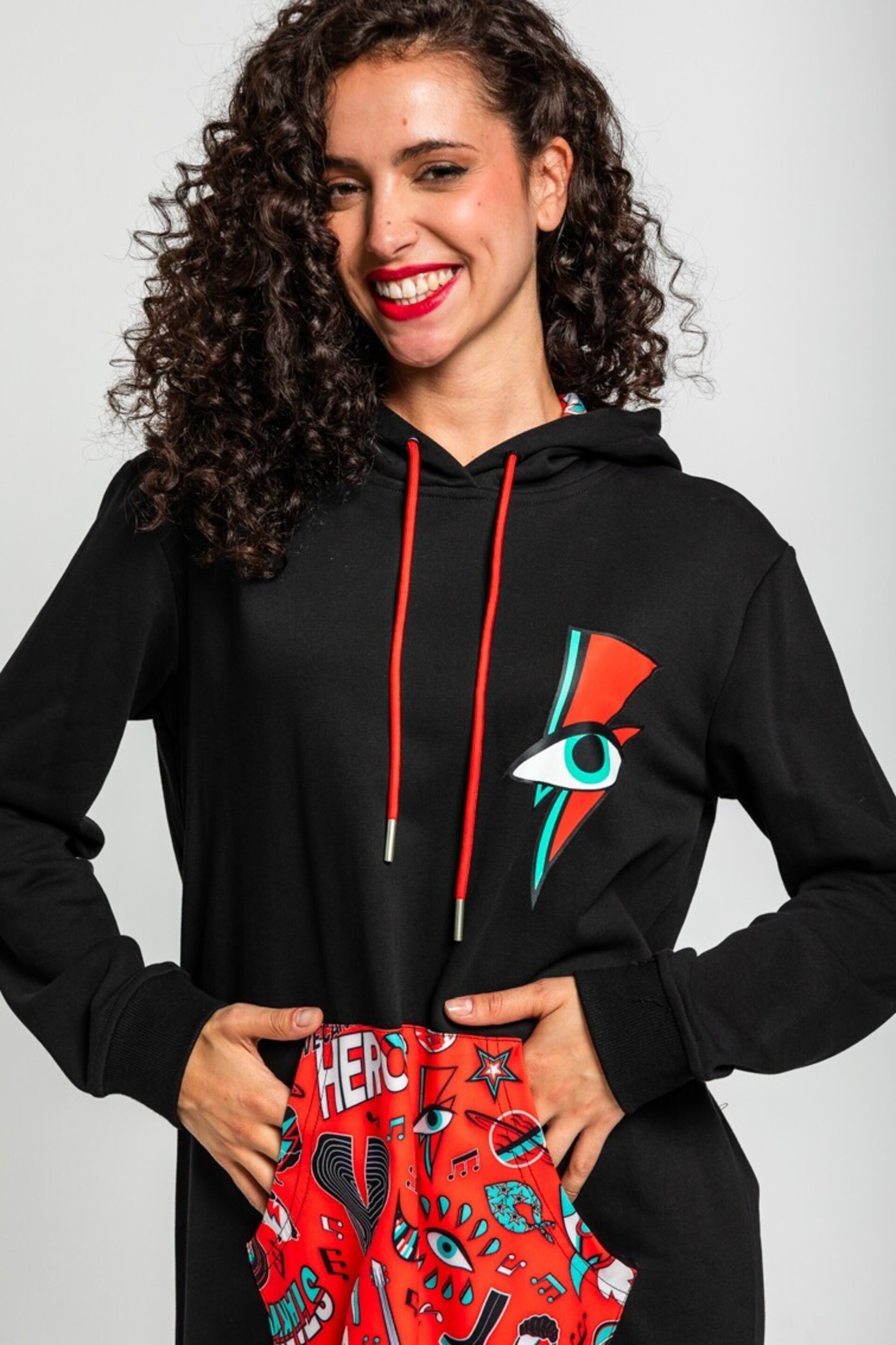 Vestido sudadera negro con estampado de Bowie con rayo y ojo de Lolina - 6