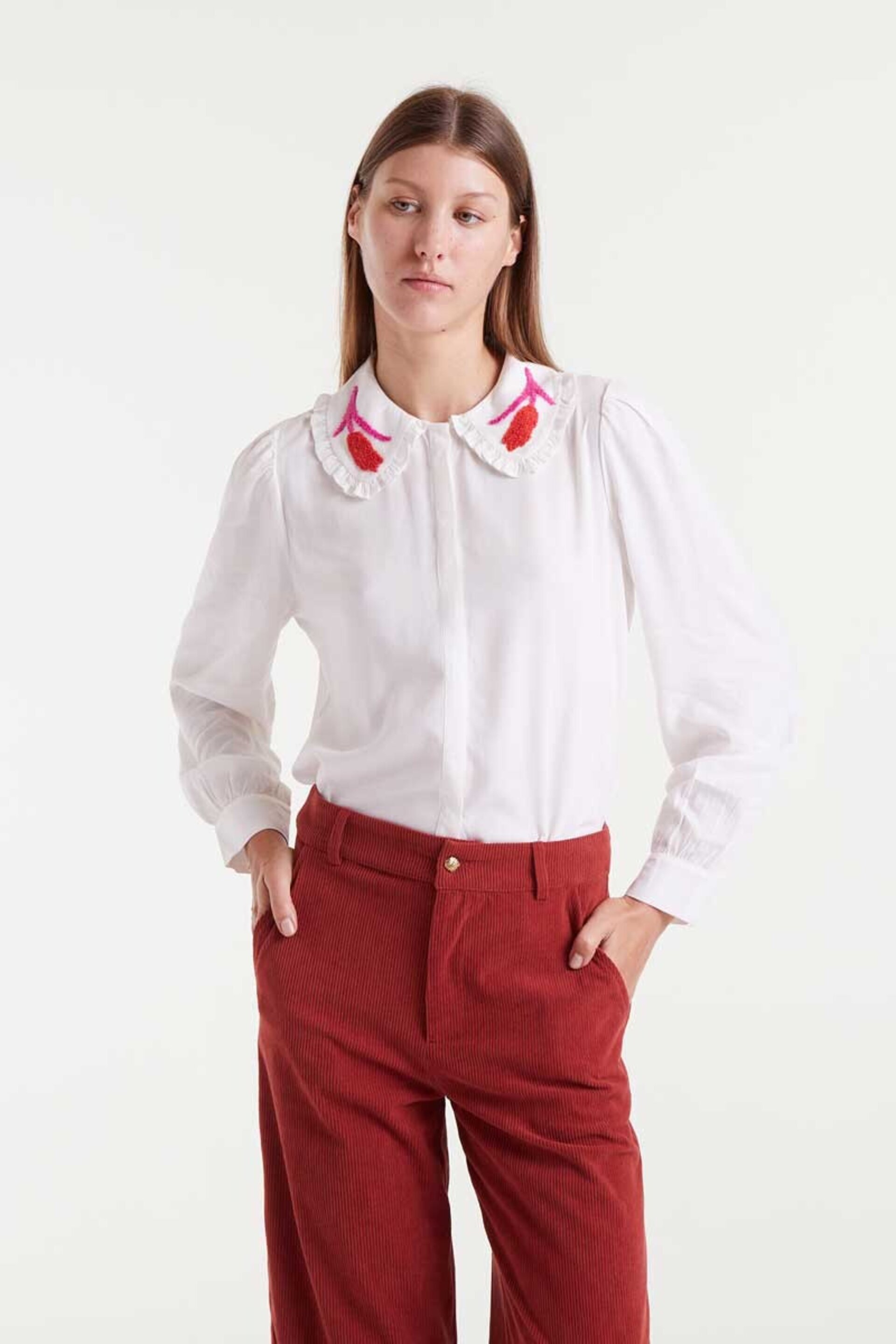 Camisa blanca con bordado de tulipán compañía fantástica - 3