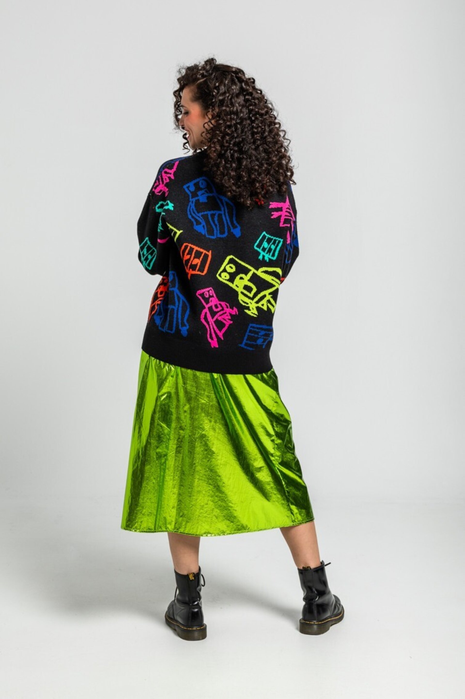 Suéter oversite de garabatos de robots multicolor de lolina - 6