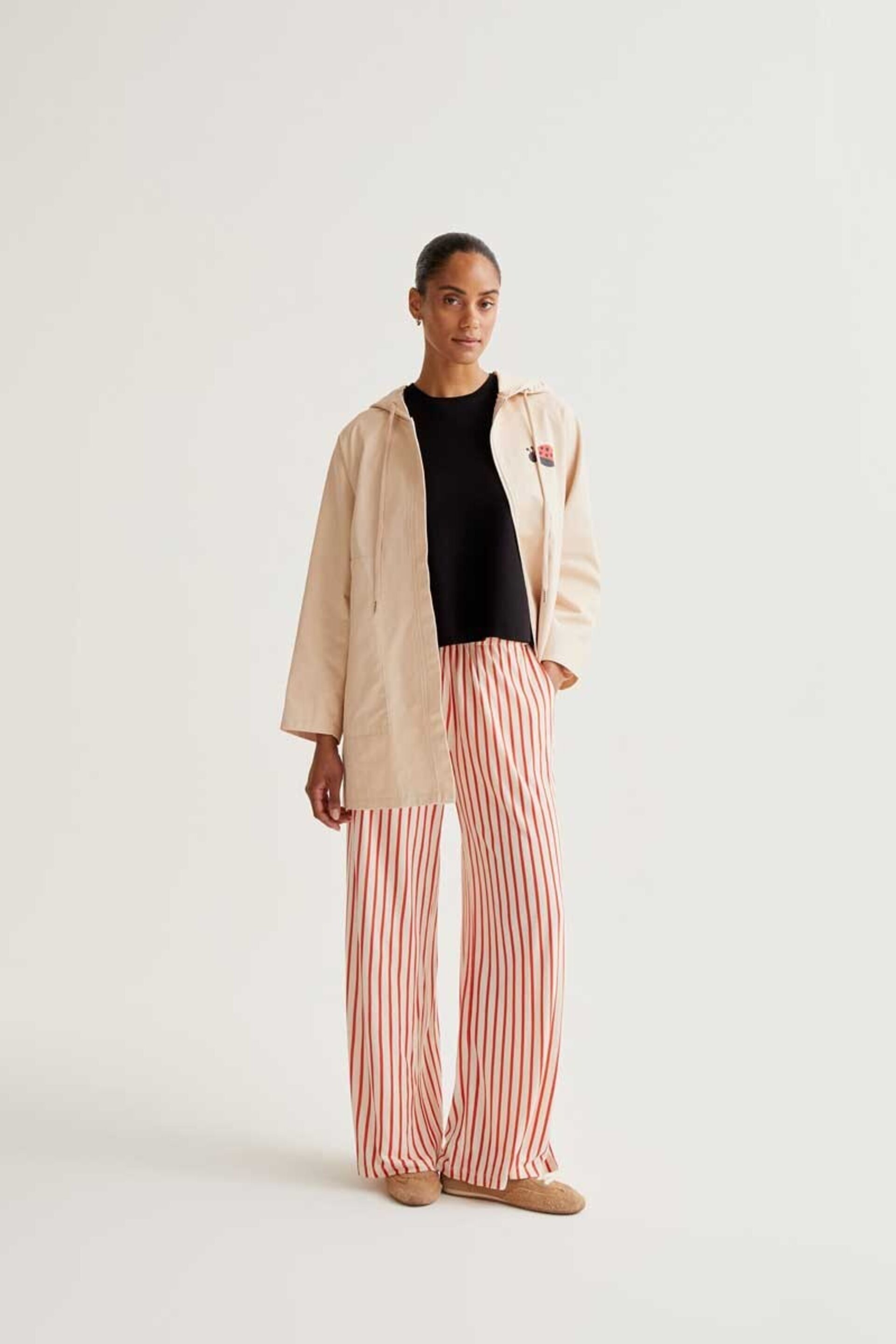 Gabardina con print de mariquita compañía fantástica - 3