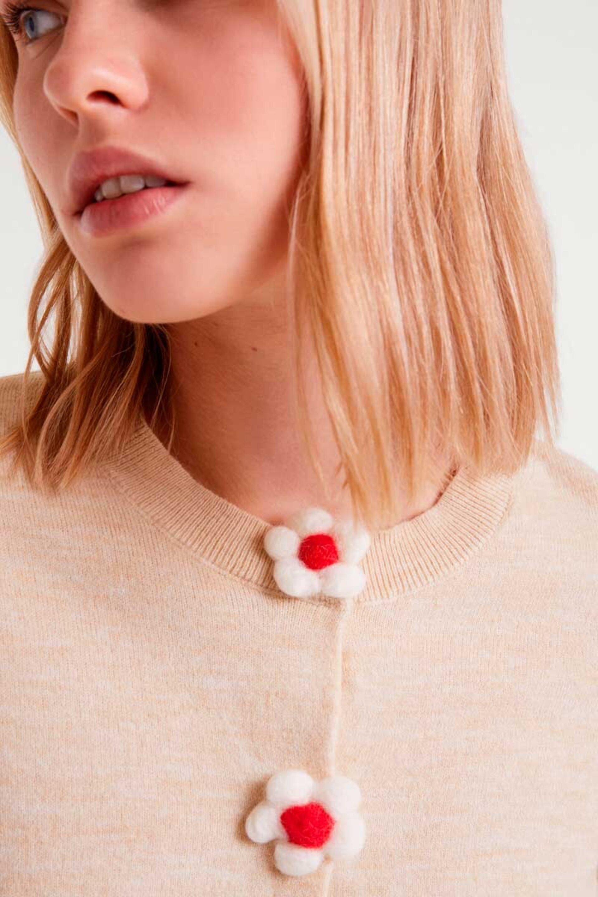 Cardigan punto fino con detalle floral beige compañía fantástica - 2