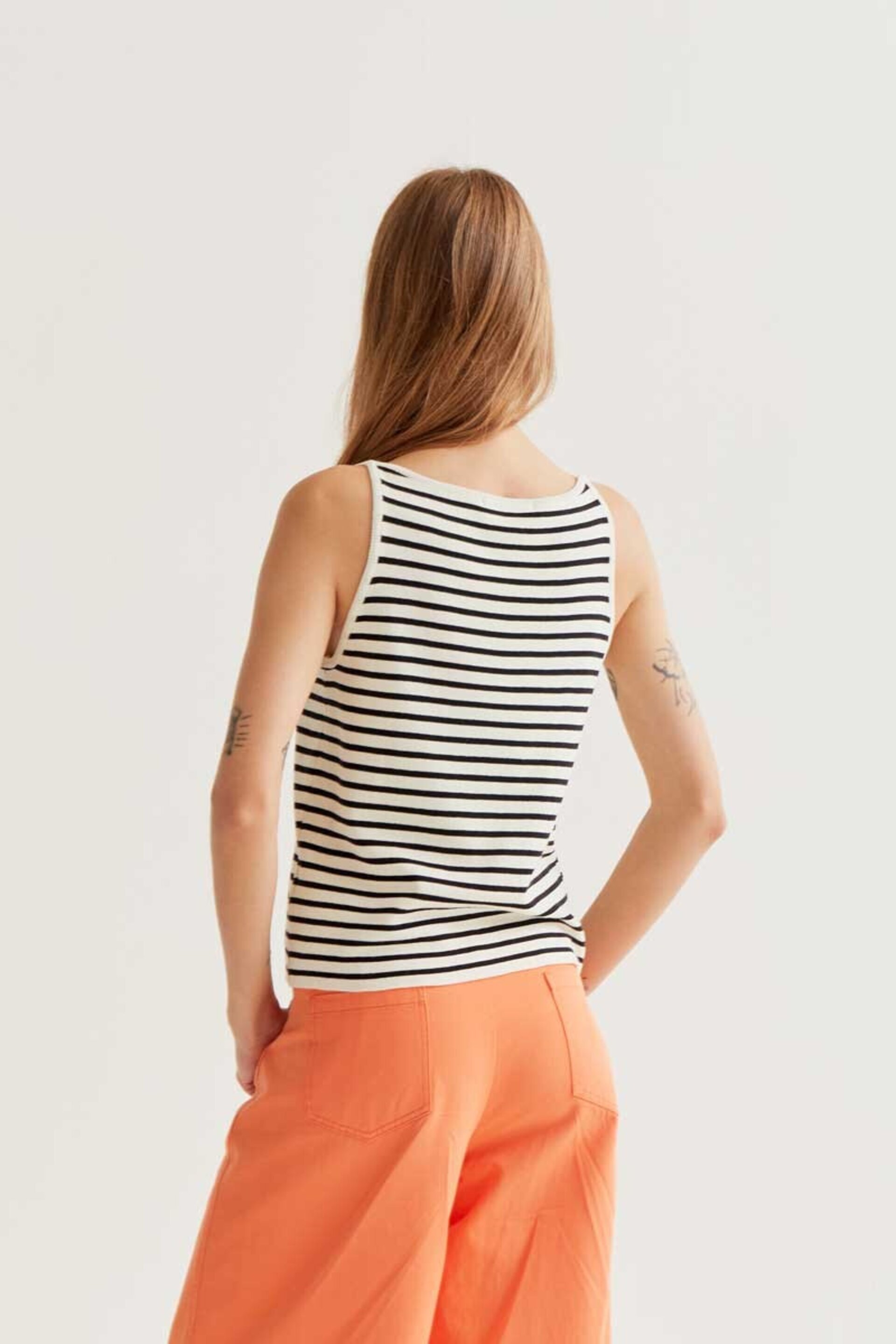 Top de rayas blanco y negro con bordado de flor compañía fantástica - 5