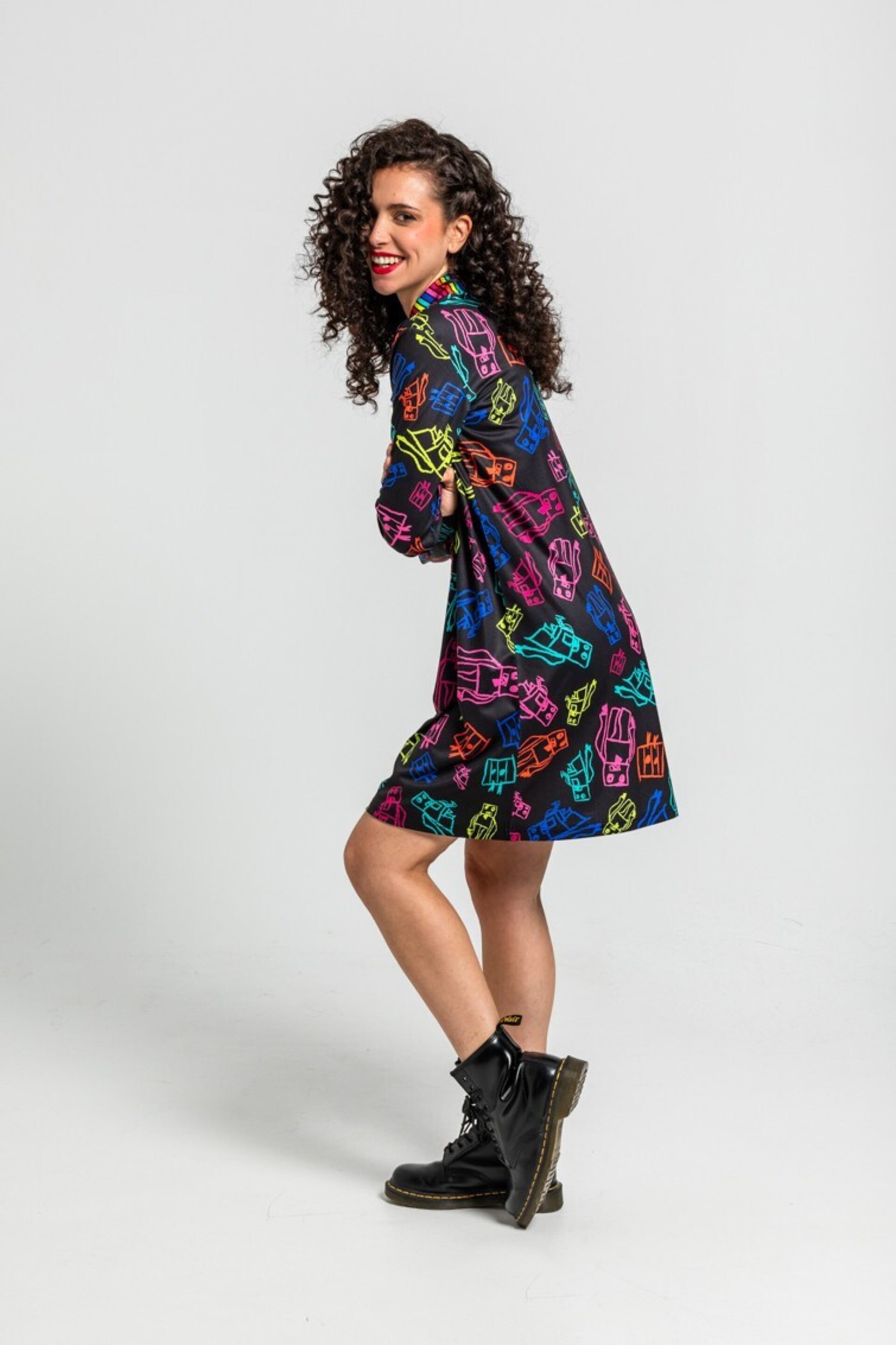 Vestido polo de garabatos de robots multicolor de Lolina - 2