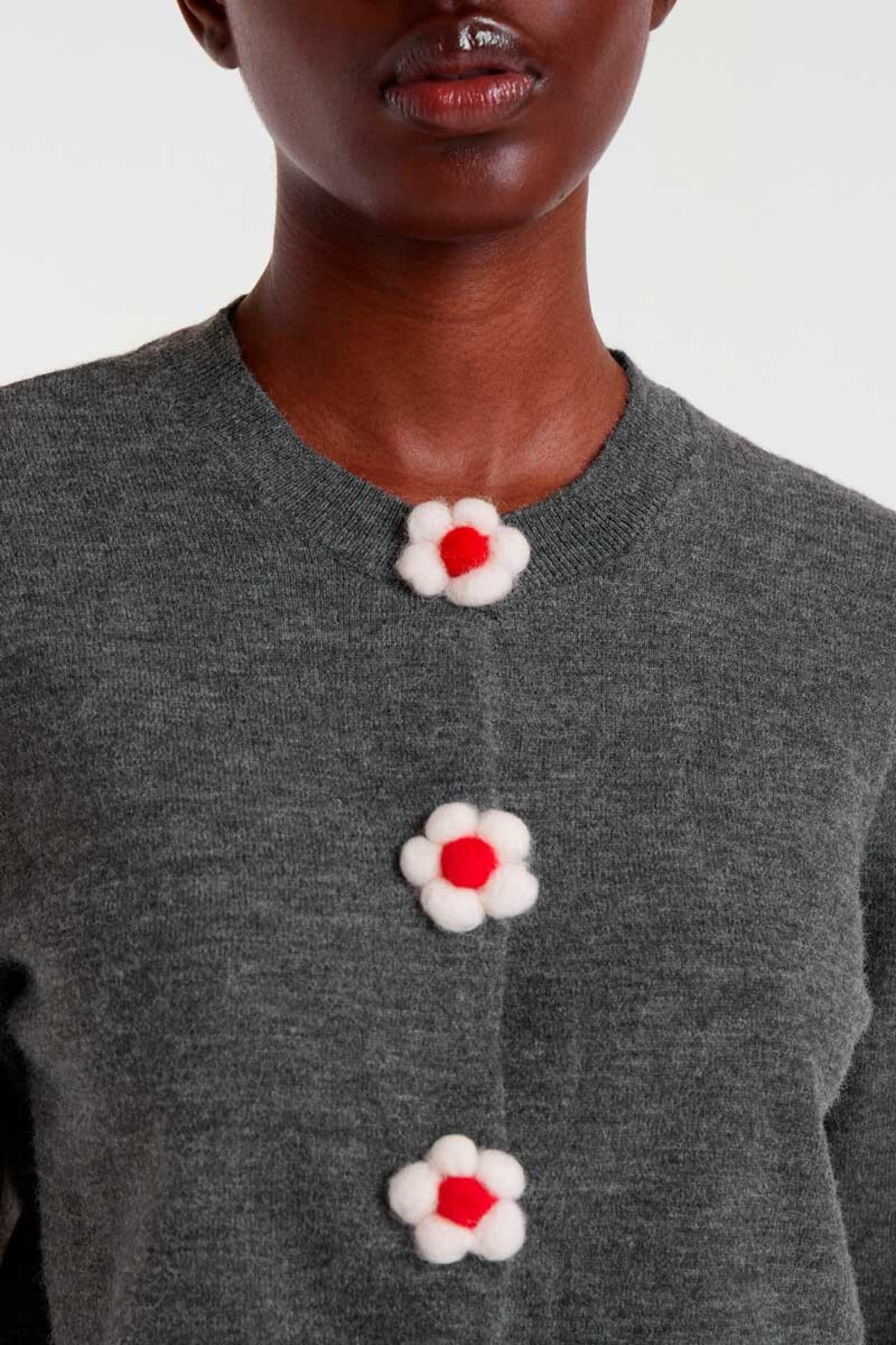 Cardigan punto fino con detalle floral gris compañía fantástica - 1