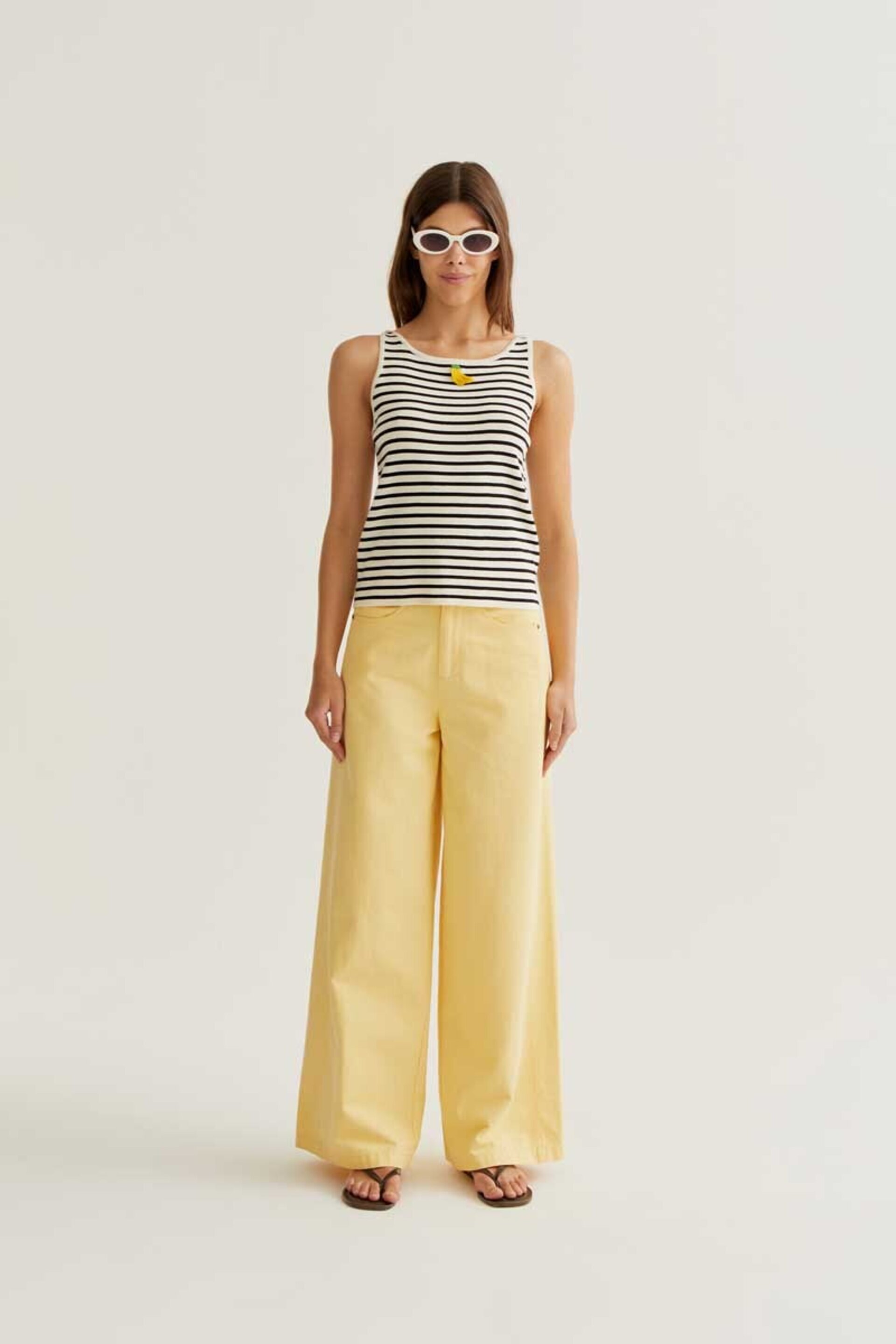 Top de rayas blanco y negro con bordado de plátanos compañía fantástica - 3