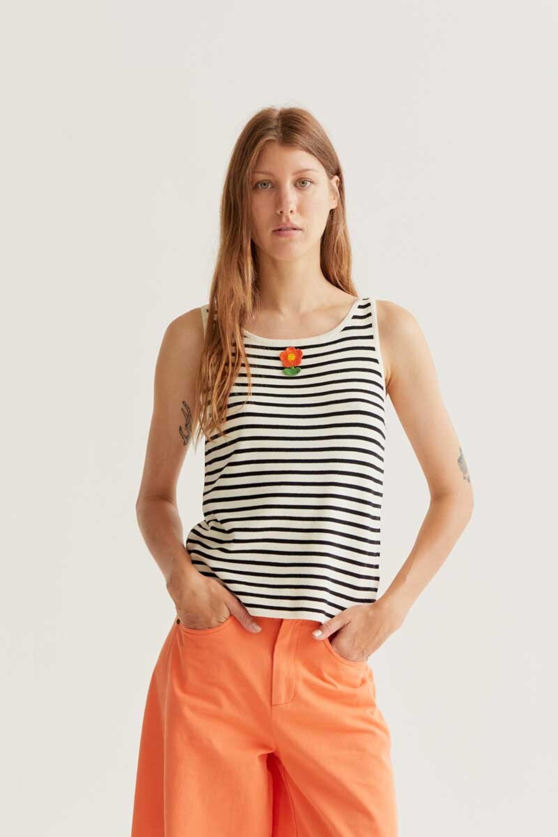 Top de rayas blanco y negro con bordado de flor compañía fantástica - 1