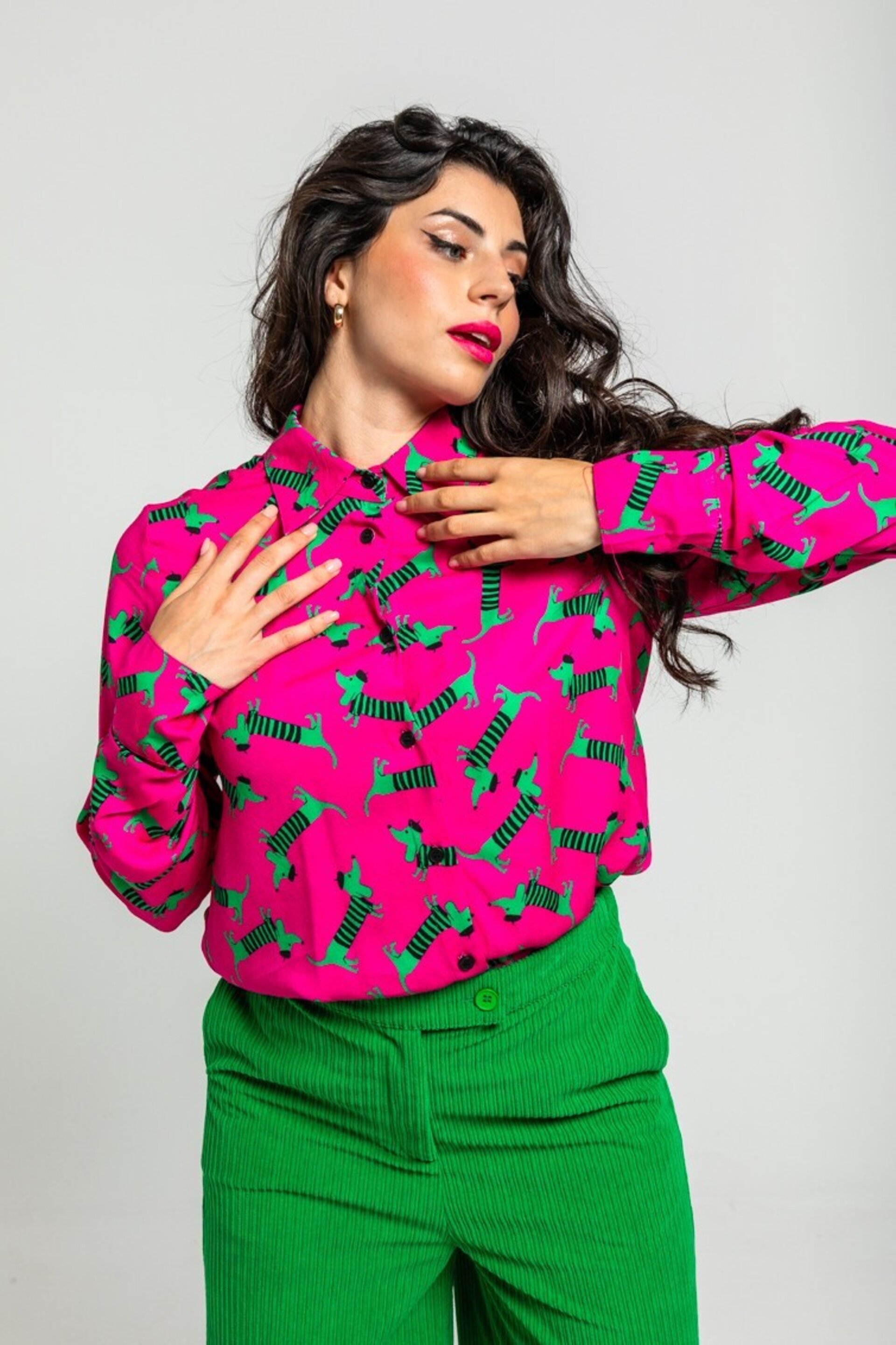 Camisa sencilla de estampado de perritos fucsia y verde lolina - 1