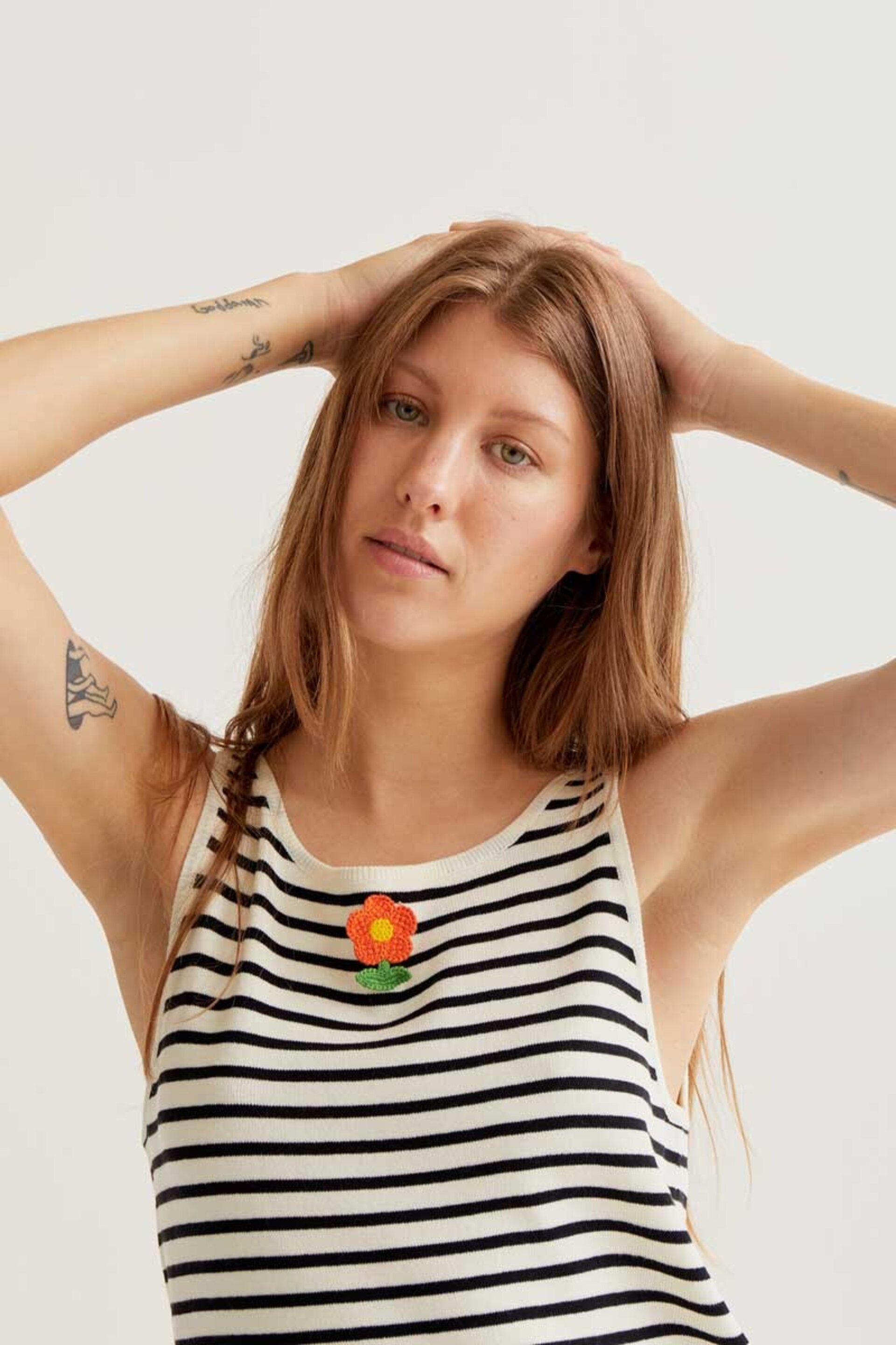 Top de rayas blanco y negro con bordado de flor compañía fantástica - 3