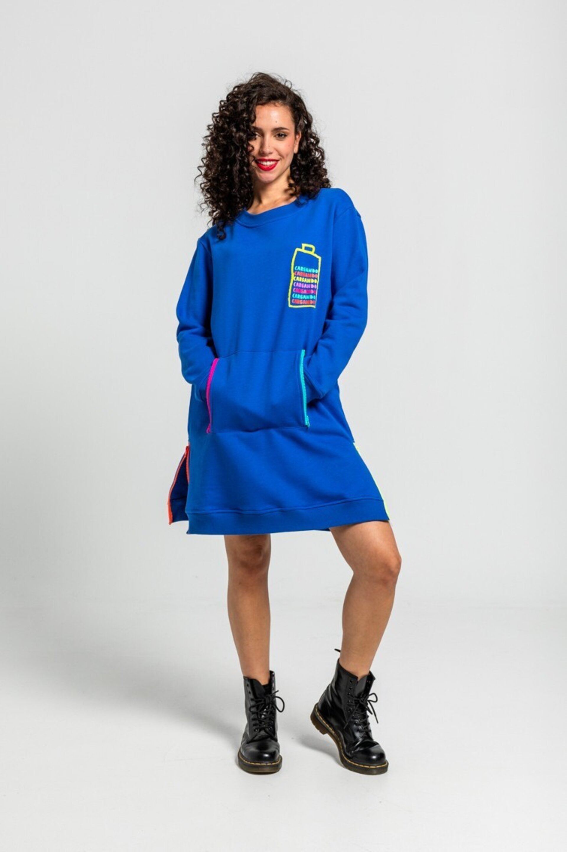 Vestido sudadera cremalleras de garabatos de robots multicolor de Lolina - 3