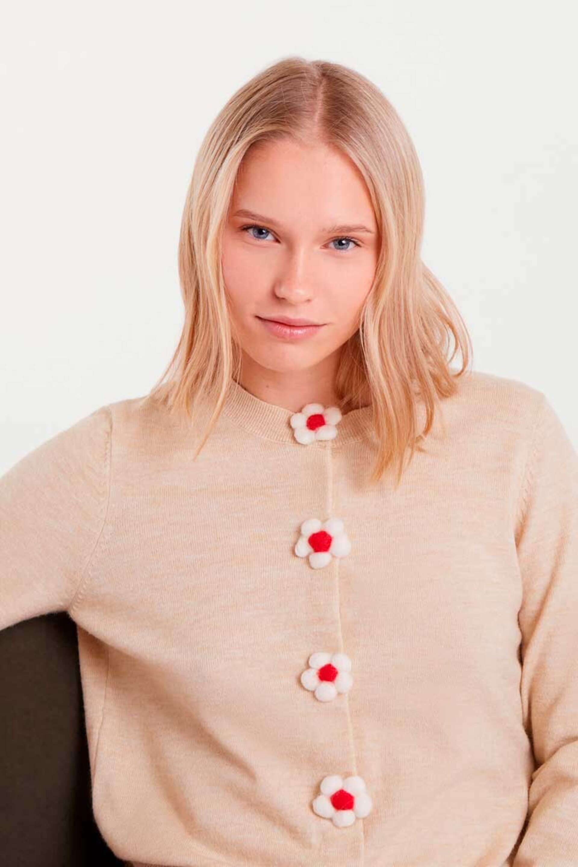 Cardigan punto fino con detalle floral beige compañía fantástica - 1