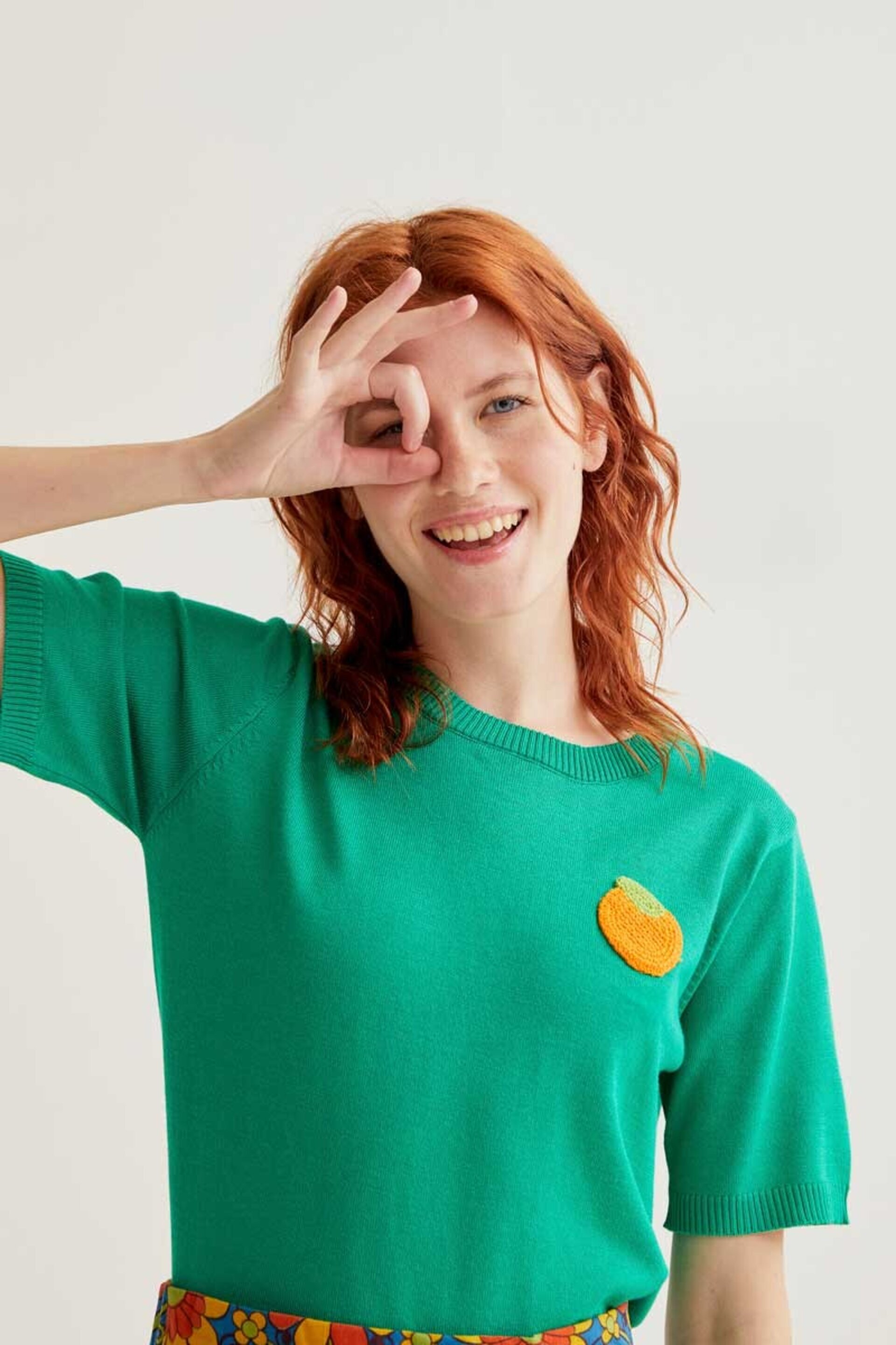 Top de punto verde con bordado de naranja compañía fantástica - 4