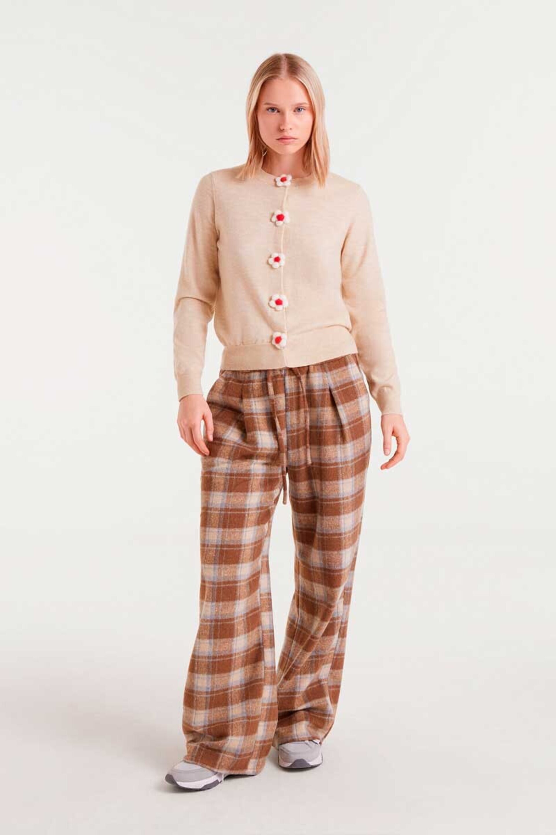 Cardigan punto fino con detalle floral beige compañía fantástica - 3