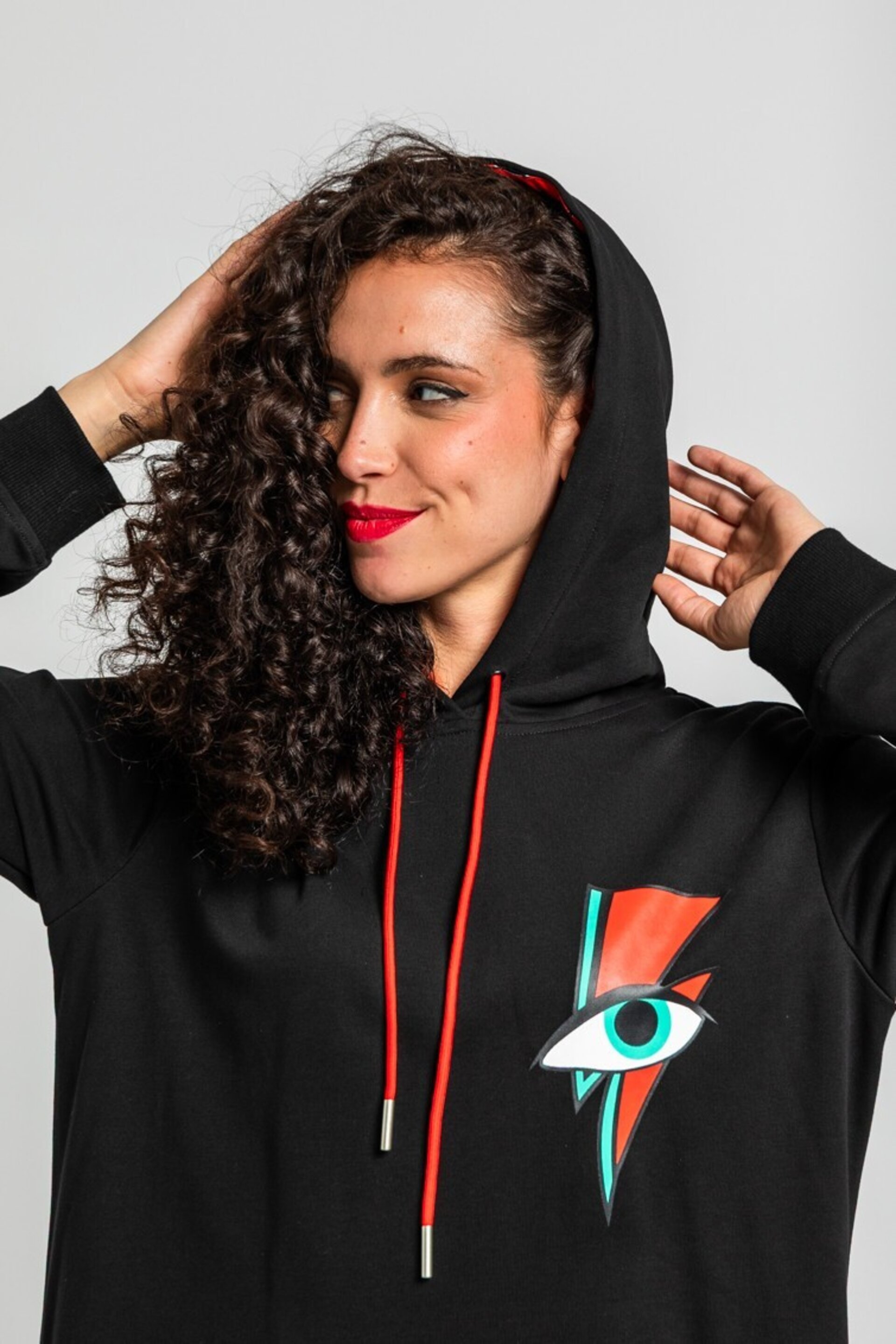 Vestido sudadera negro con estampado de Bowie con rayo y ojo de Lolina - 4