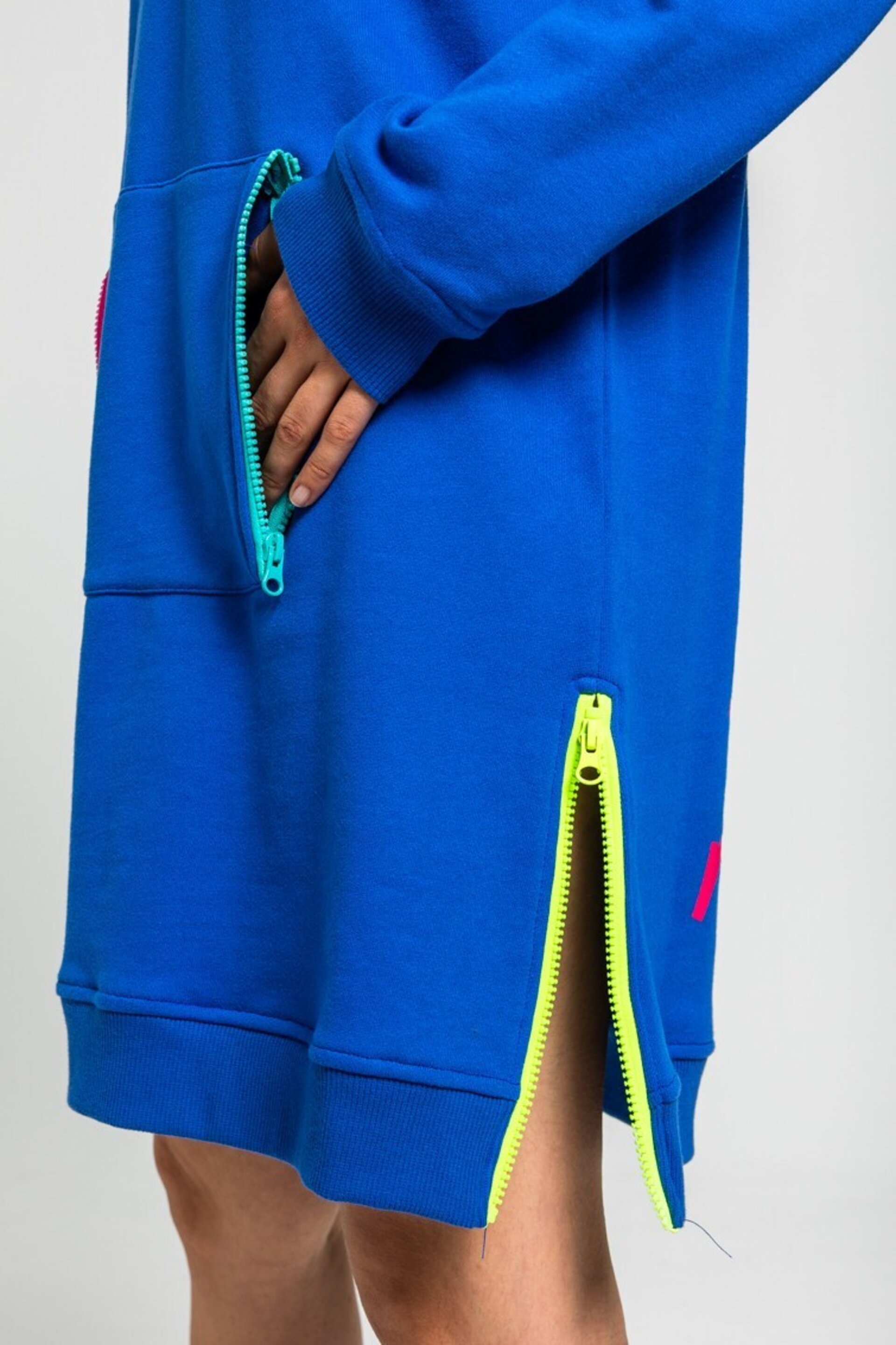 Vestido sudadera cremalleras de garabatos de robots multicolor de Lolina - 5