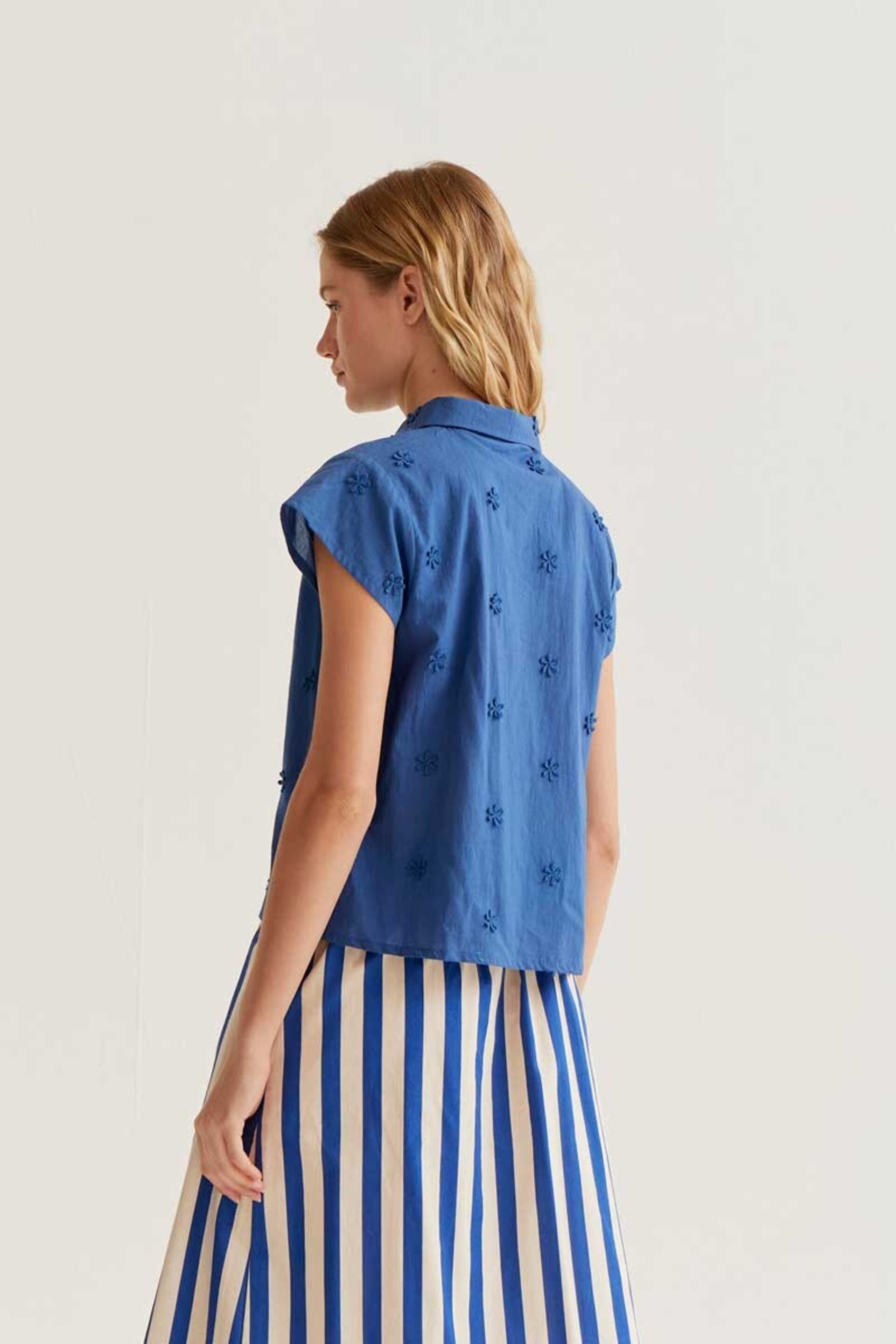 Camisa 100% algodón azul con bordado floral compañía fantástica - 5