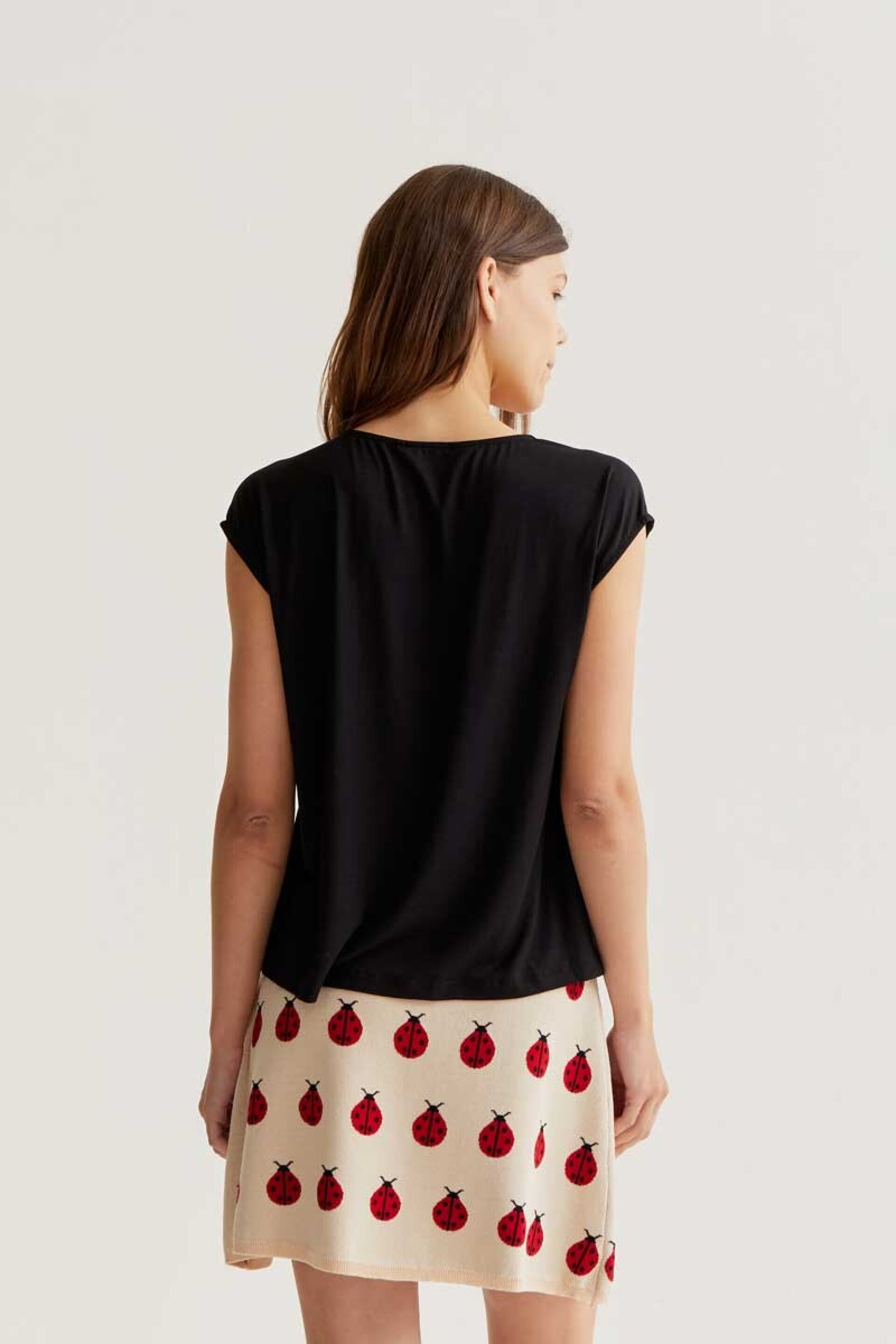 Camiseta negra manga sisa compañía fantástica - 4