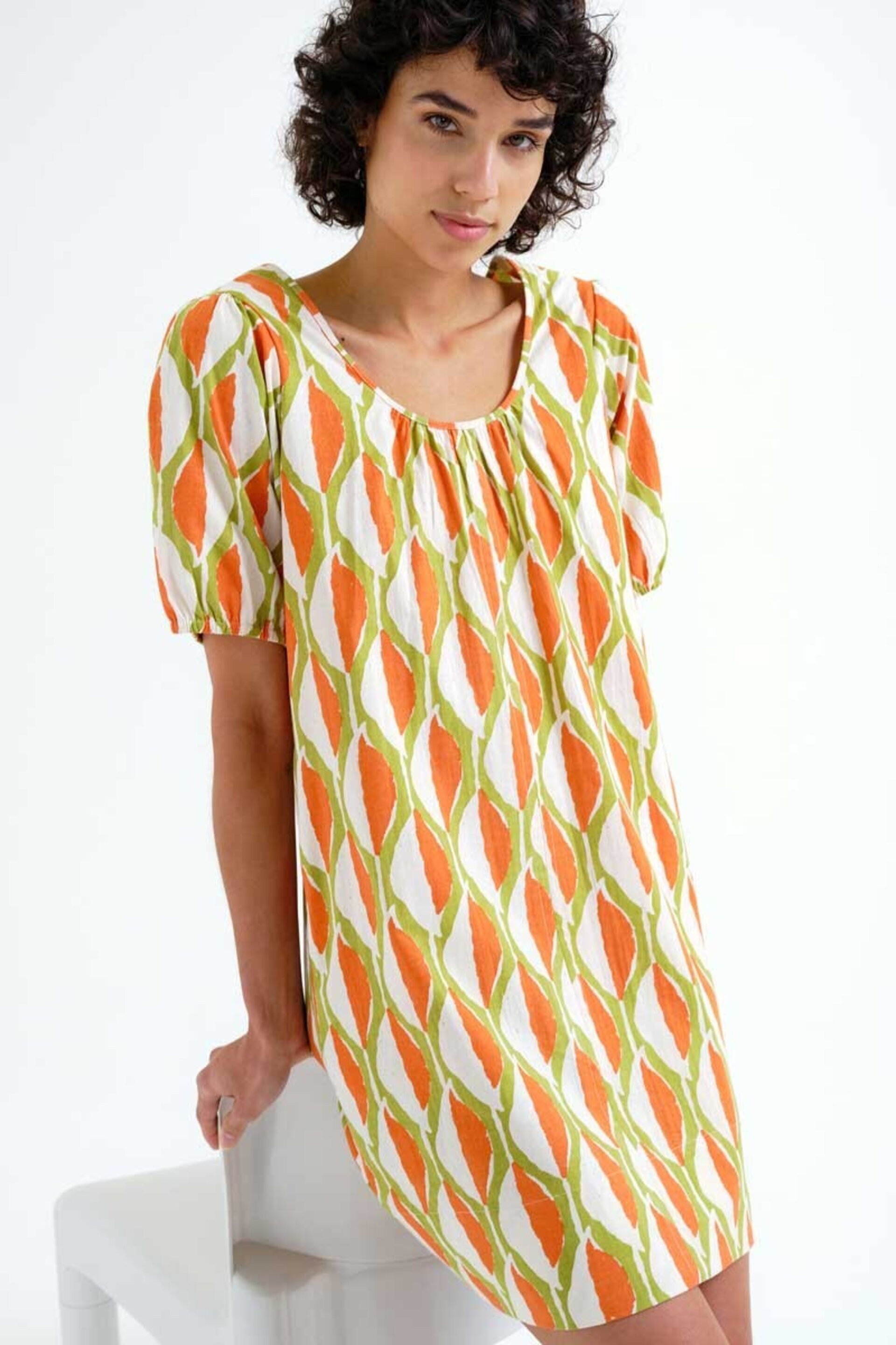 Vestido corto con estampado aloe compañía fantástica - 3