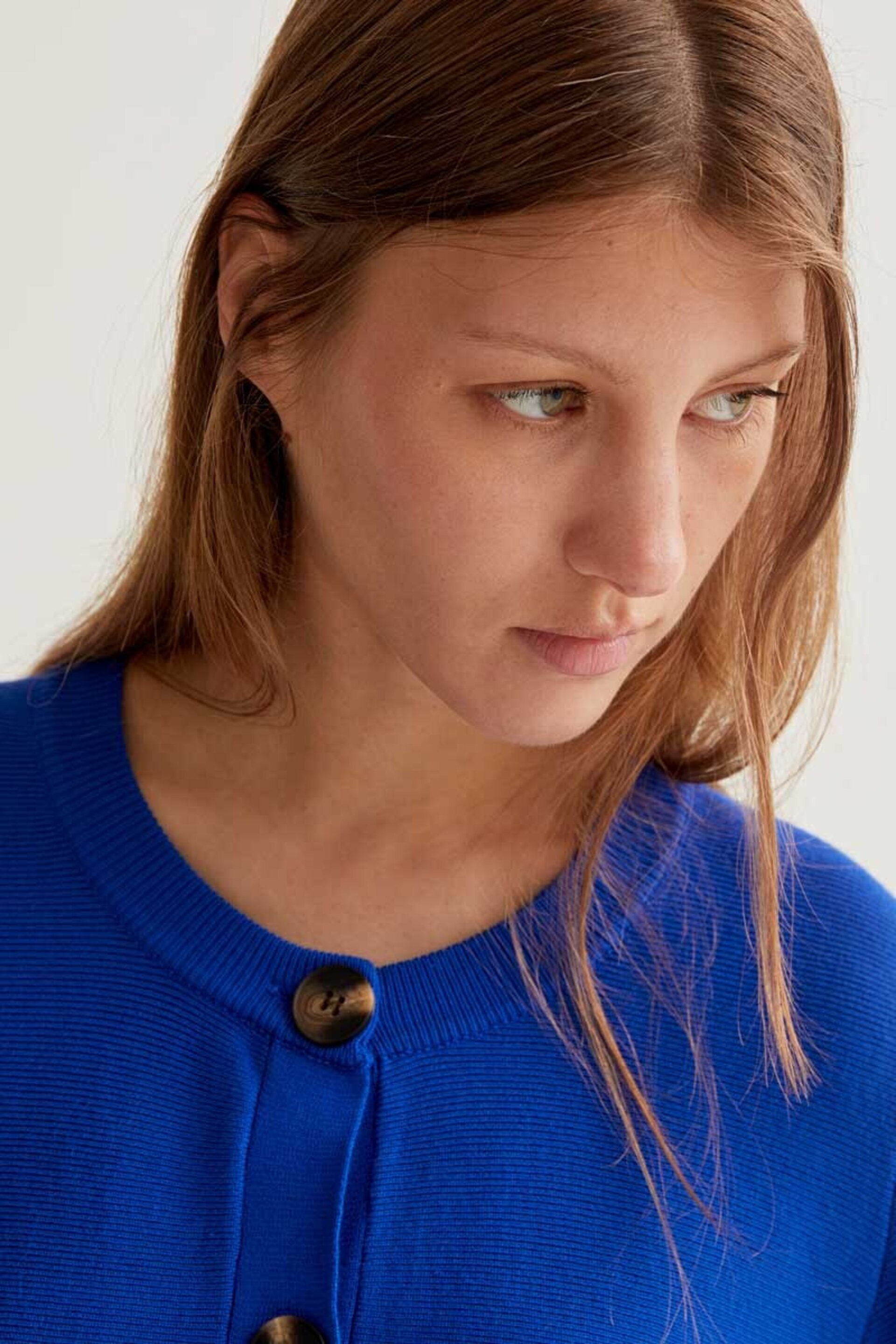 Cardigan de punto azul con botones grandes compañía fantástica - 3