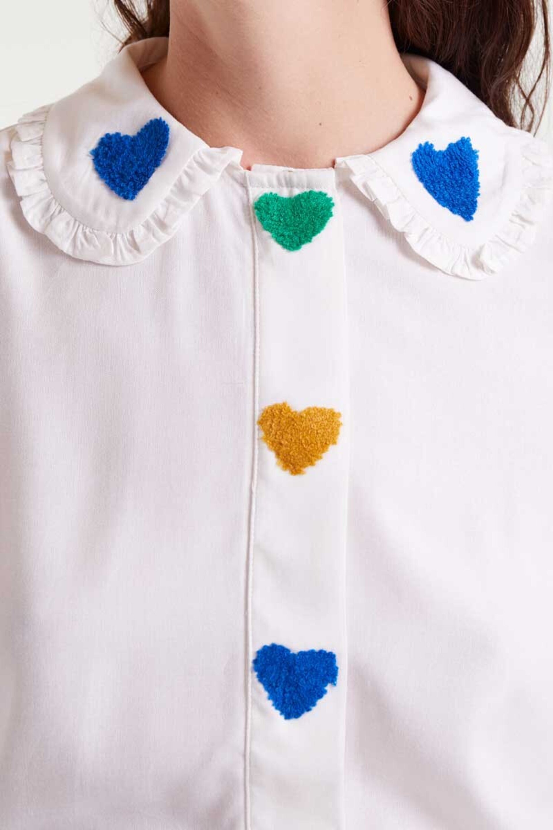 Camisa blanca con bordado de corazones compañía fantástica - 2