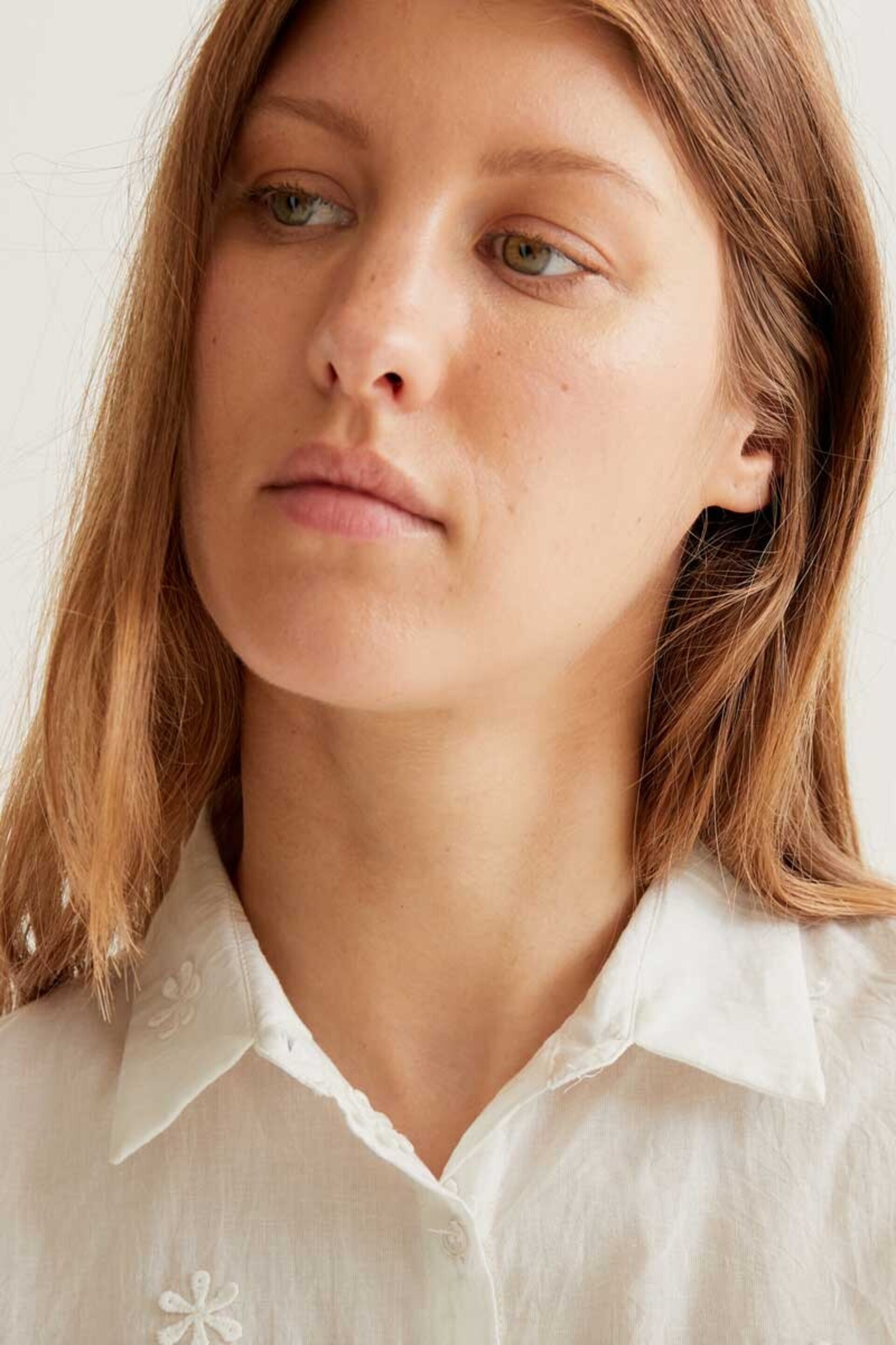 Camisa 100% algodón blanco con bordado floral compañía fantástica - 4