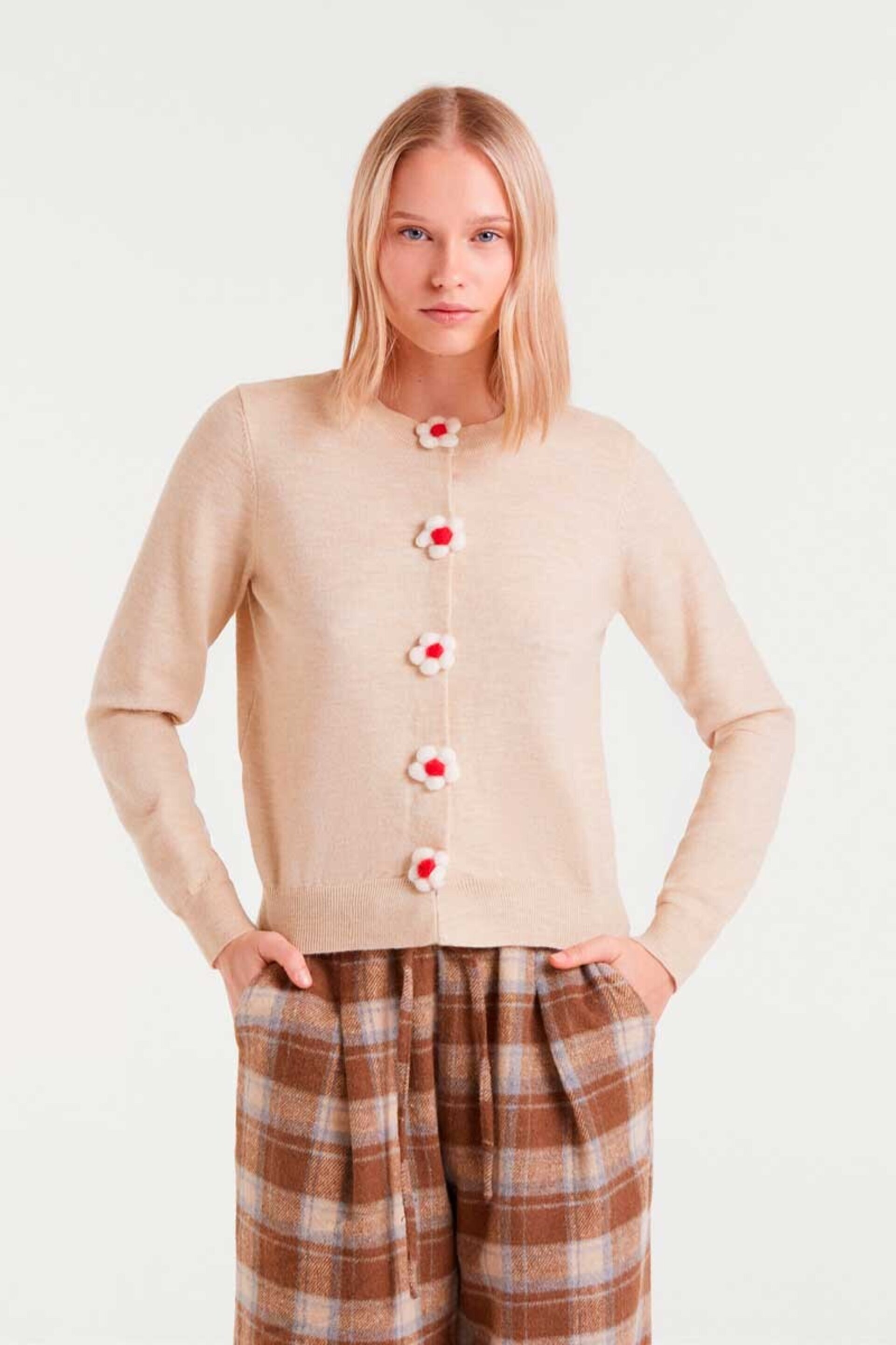 Cardigan punto fino con detalle floral beige compañía fantástica - 4
