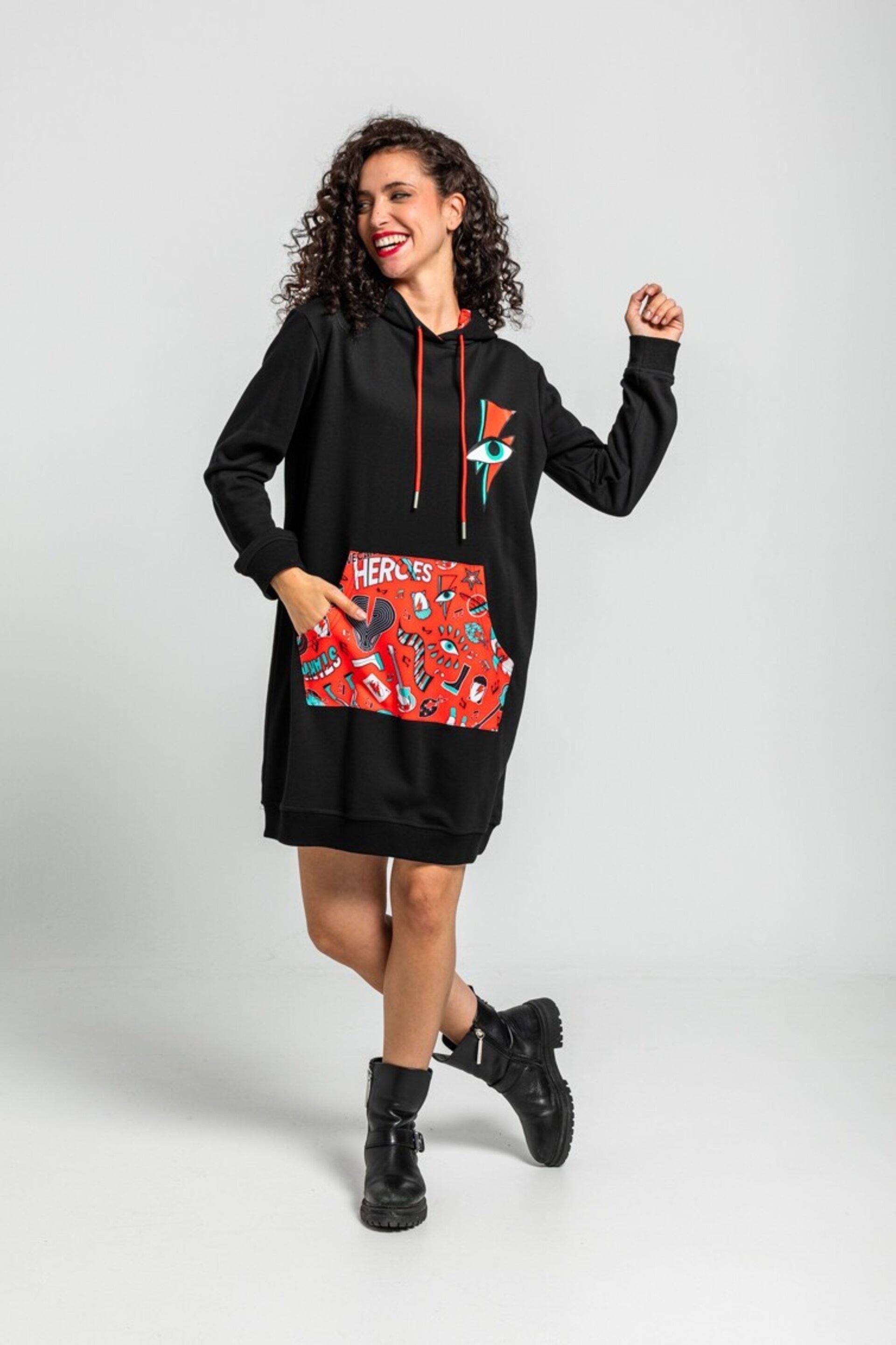 Vestido sudadera negro con estampado de Bowie con rayo y ojo de Lolina - 7