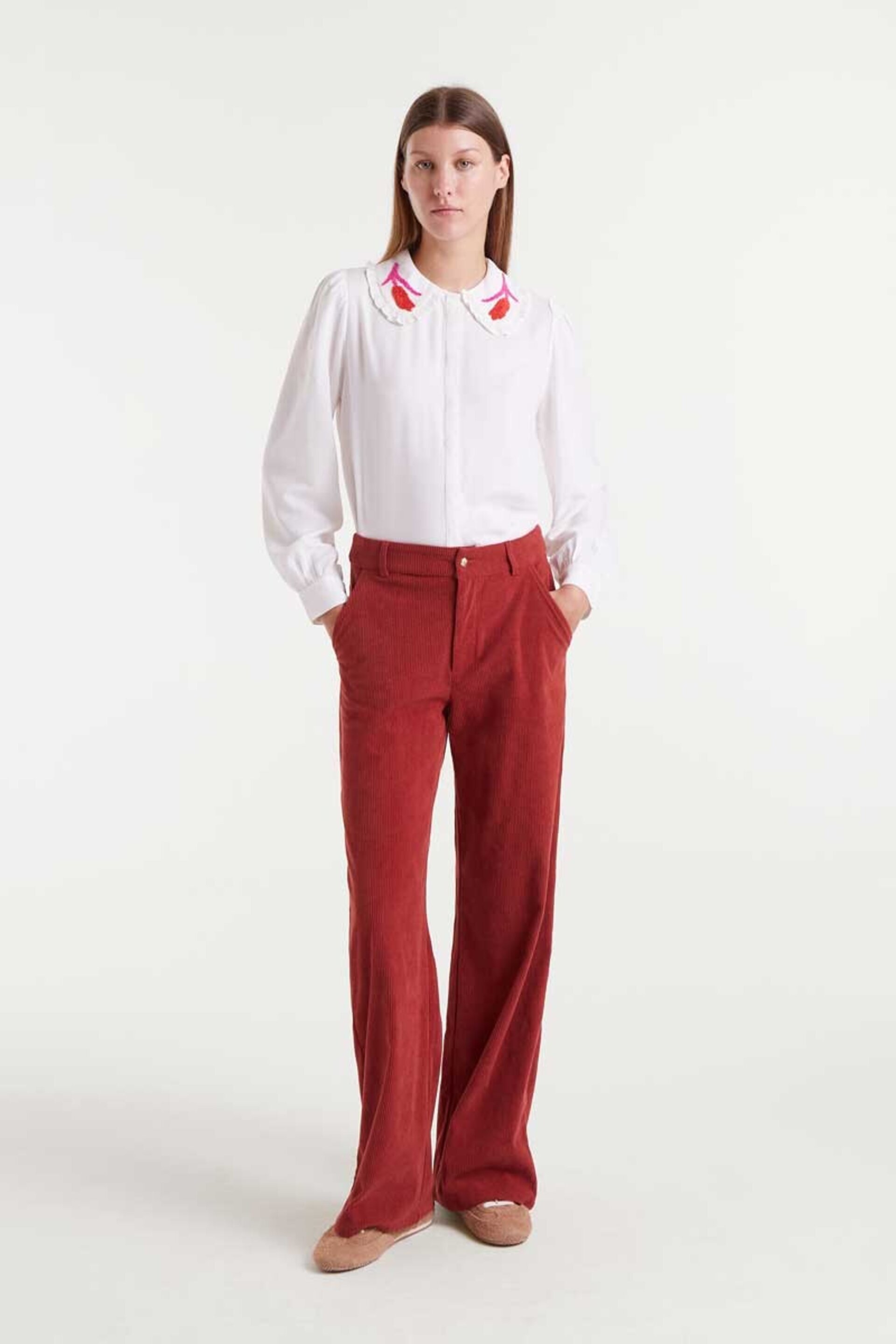 Camisa blanca con bordado de tulipán compañía fantástica - 4