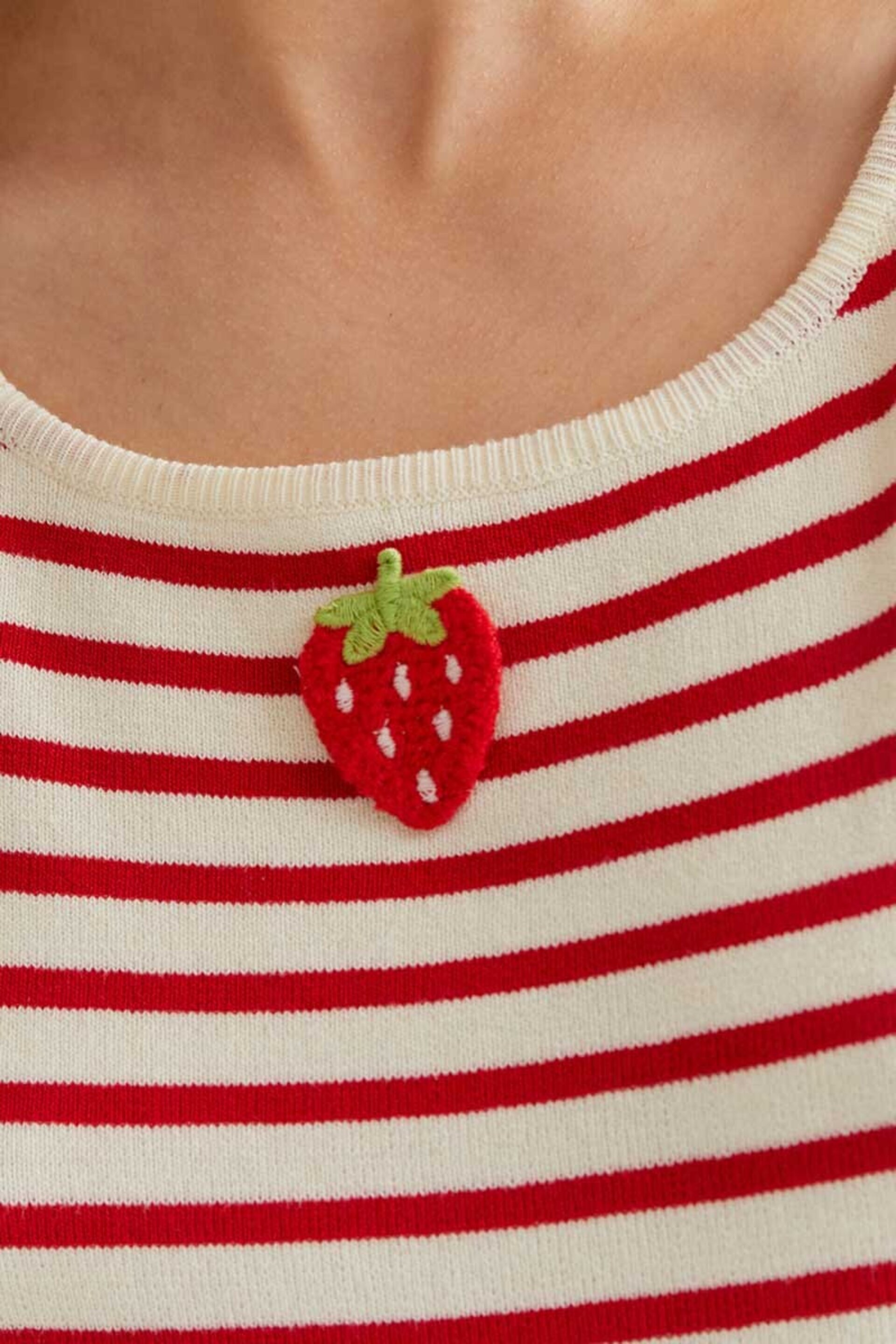Top de rayas blanco y rojo con bordado de fresa compañía fantástica - 3
